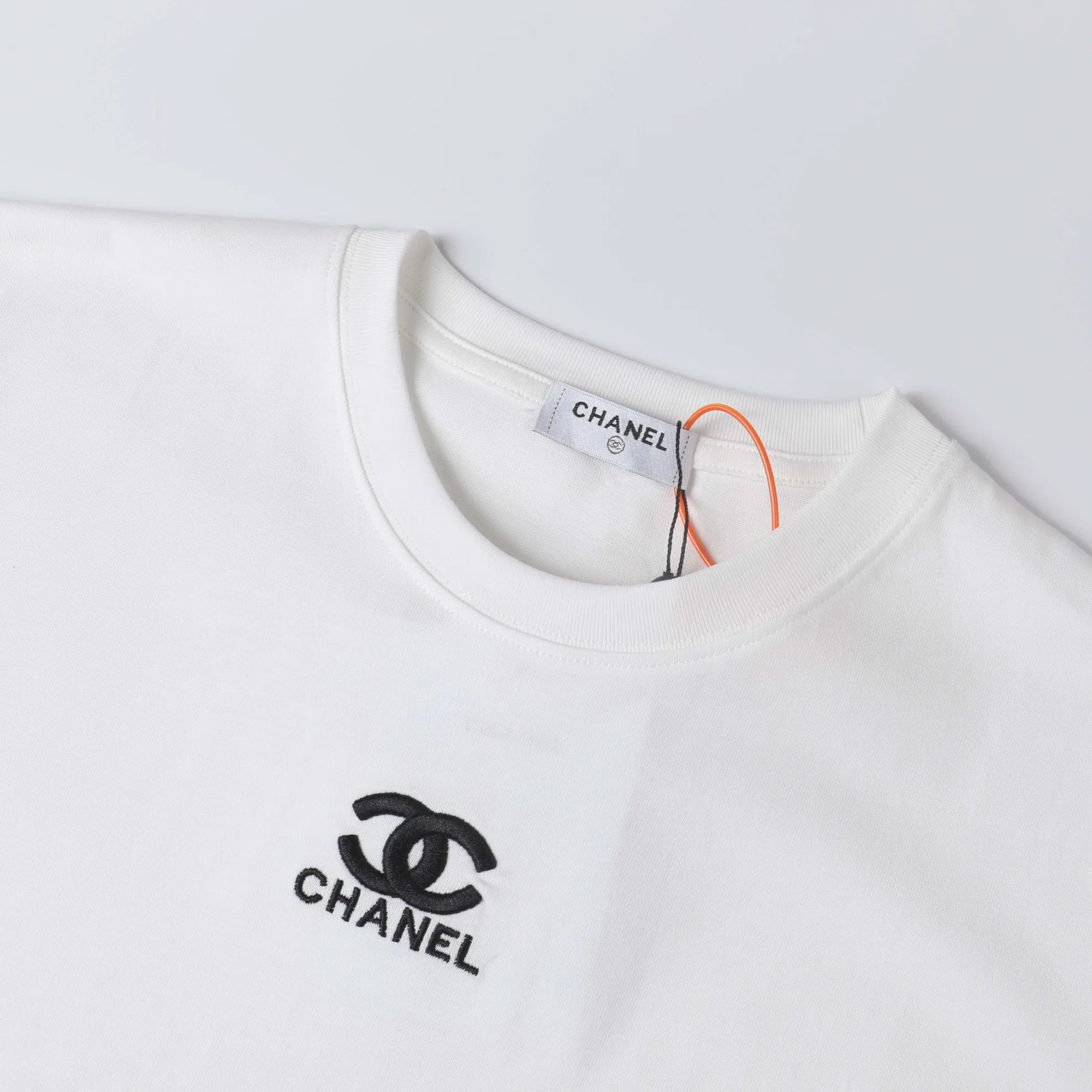 🅿️180 CHANEL Chanel 2024ssLg embroidered short sleeves. High-end Lg embroidery on the front. Presenting a neat and general appearance. The fabric is custom dyed. Comfortable and soft. Full of practicality and high-end feel. Same style for men and women. It is also a practical item that is necessary for daily use. Color Black White Size: S M L XL (Style No. E502)