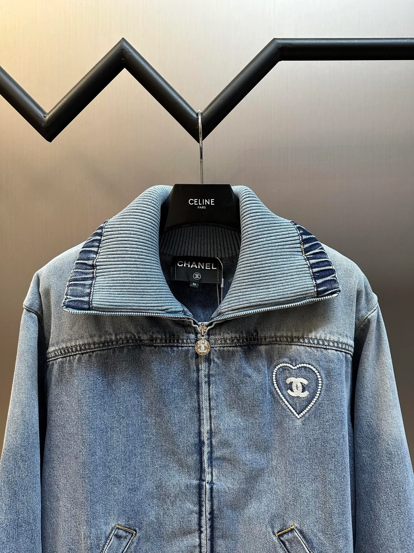 🅿️900 Chanel coco beach series logo embroidered lapel denim jacket. Imported denim cotton material, tall and stylish upper body, exquisite love logo embroidery, coco letters embroidered letters on the back, refreshing and fashionable, every detail shows the quality and style, the lapel design makes the body more slender, and there is no sense of restraint when worn size: 36.38.40