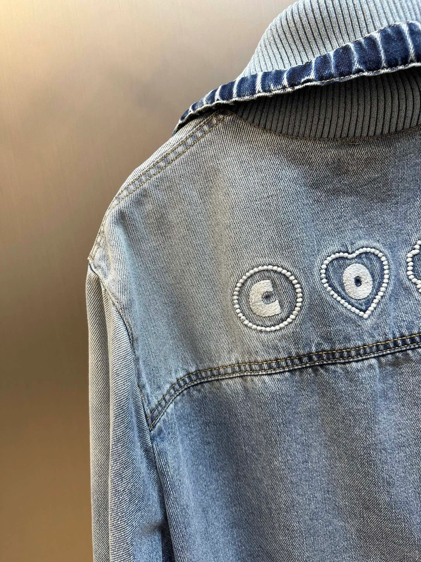 🅿️900 Chanel coco beach series logo embroidered lapel denim jacket. Imported denim cotton material, tall and stylish upper body, exquisite love logo embroidery, coco letters embroidered letters on the back, refreshing and fashionable, every detail shows the quality and style, the lapel design makes the body more slender, and there is no sense of restraint when worn size: 36.38.40