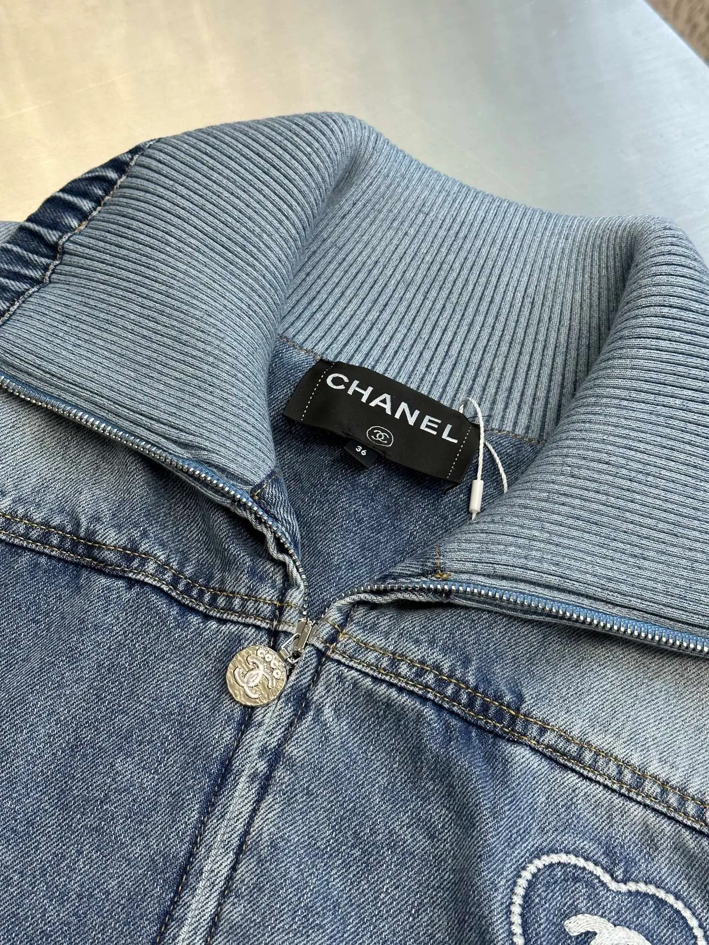 🅿️900 Chanel coco beach series logo embroidered lapel denim jacket. Imported denim cotton material, tall and stylish upper body, exquisite love logo embroidery, coco letters embroidered letters on the back, refreshing and fashionable, every detail shows the quality and style, the lapel design makes the body more slender, and there is no sense of restraint when worn size: 36.38.40