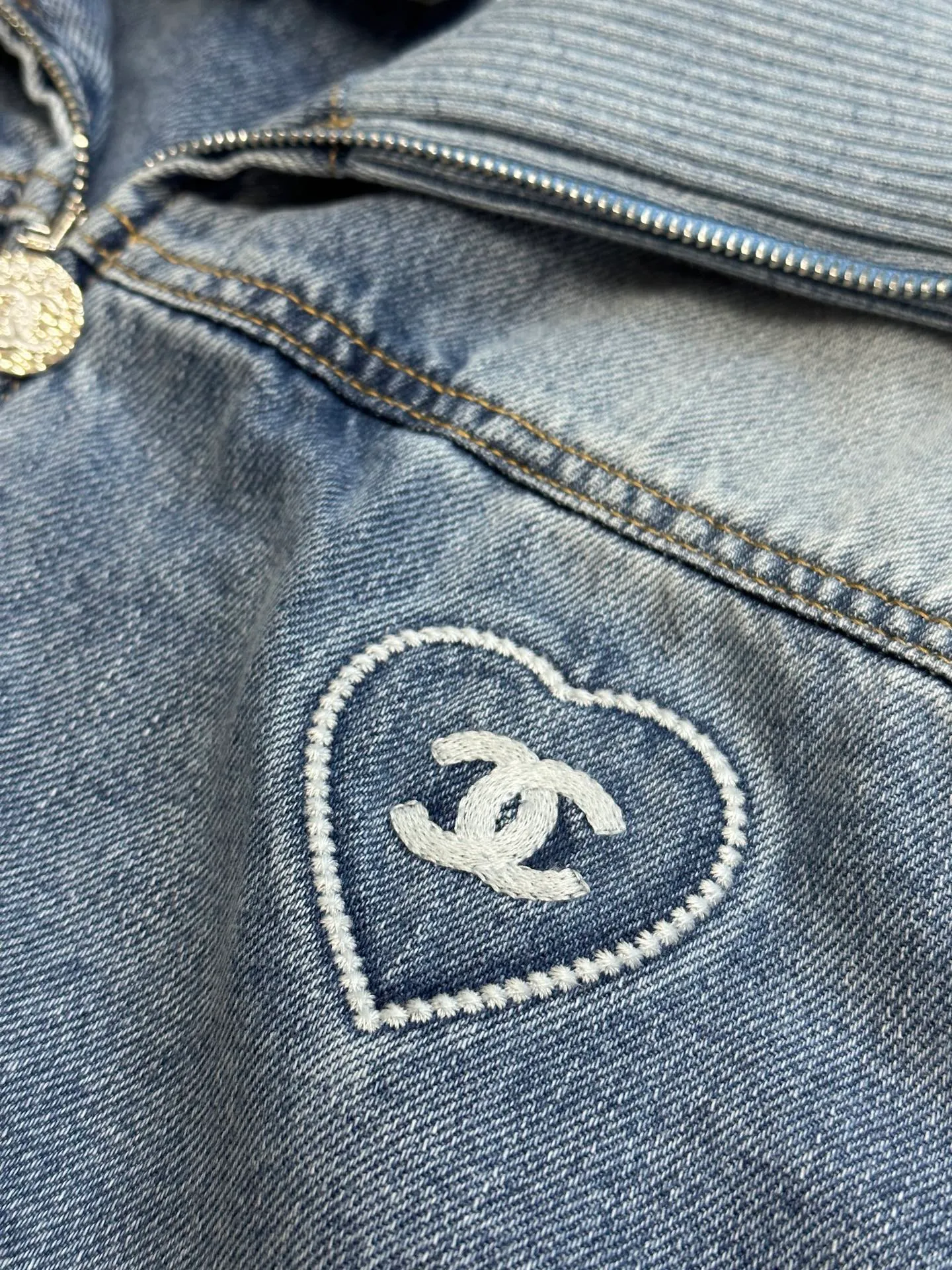 🅿️900 Chanel coco beach series logo embroidered lapel denim jacket. Imported denim cotton material, tall and stylish upper body, exquisite love logo embroidery, coco letters embroidered letters on the back, refreshing and fashionable, every detail shows the quality and style, the lapel design makes the body more slender, and there is no sense of restraint when worn size: 36.38.40