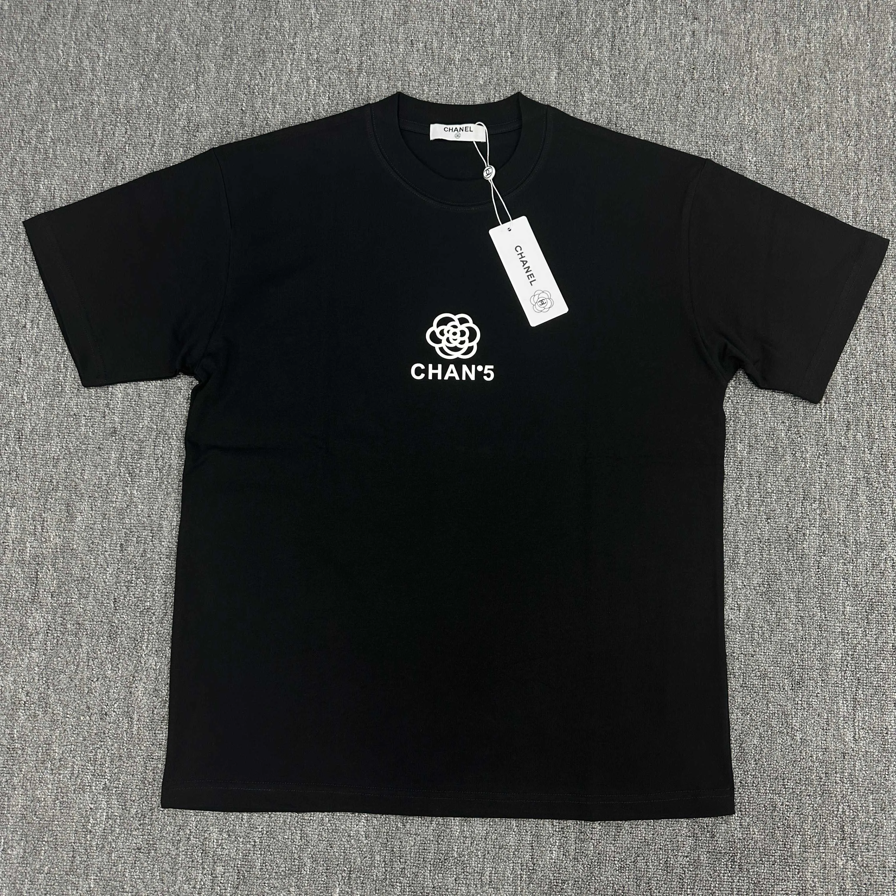 🅿️180 CHANE*Chanel*No. 5 2025 spring and summer new style Classic letter totem Thick plate three-dimensional silicone technology Customized double yarn plain cotton fabric Short-sleeved T-shirt Unisex Color: Black White Size: S (90-130 catties) M (120-150 catties) L (140-165 catties) XL (160-180 catties) XXL (180-210 pounds)