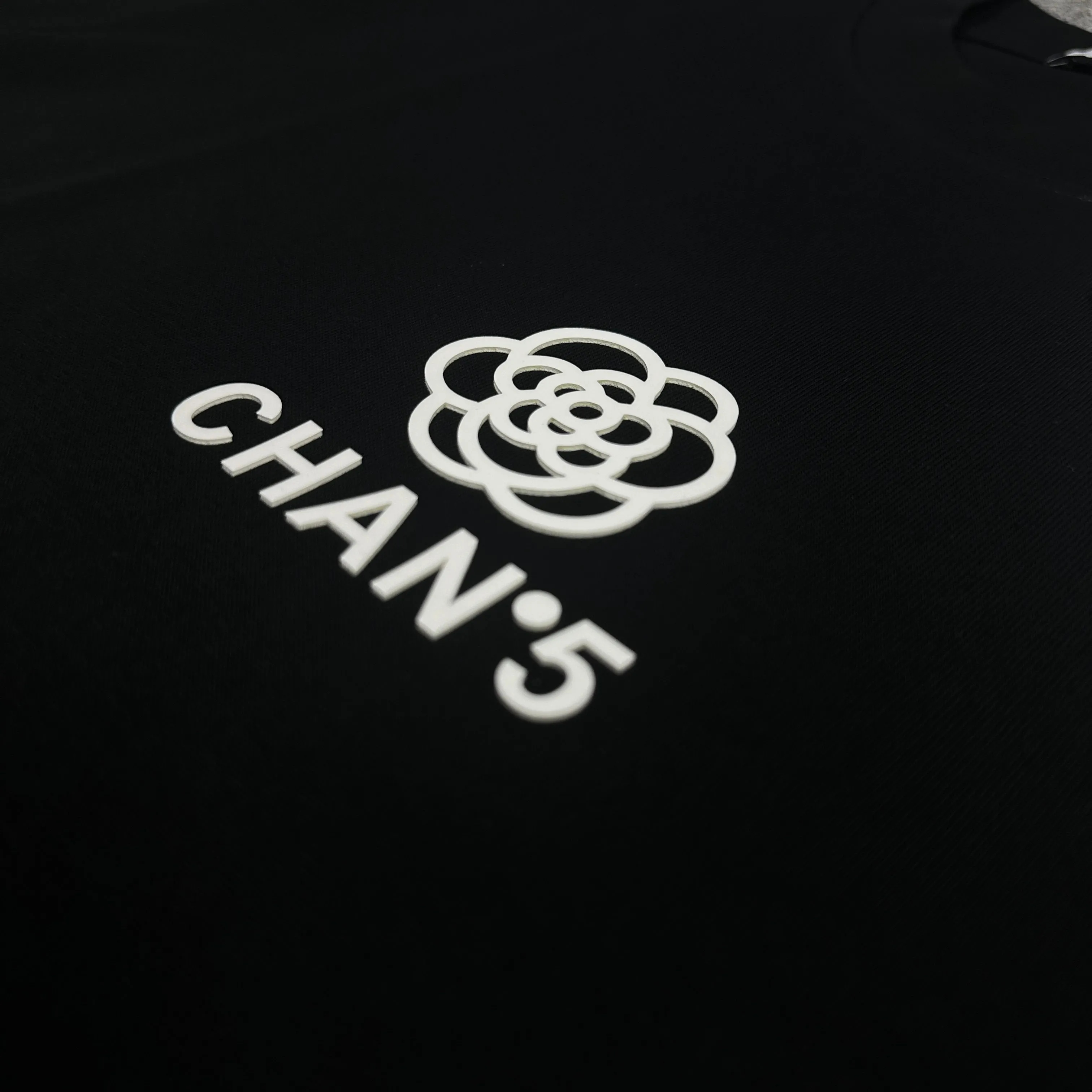 🅿️180 CHANE*Chanel*No. 5 2025 spring and summer new style Classic letter totem Thick plate three-dimensional silicone technology Customized double yarn plain cotton fabric Short-sleeved T-shirt Unisex Color: Black White Size: S (90-130 catties) M (120-150 catties) L (140-165 catties) XL (160-180 catties) XXL (180-210 pounds)
