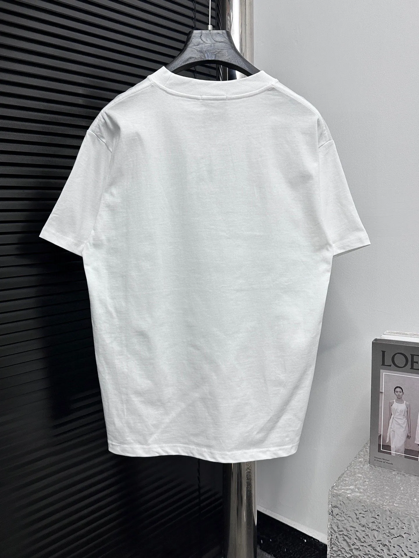 🅿️170 [CHanel] Chanel 25ss logo couple style short-sleeved T-shirt. The fabric is 260g double sand pure cotton. It feels very comfortable, fashionable and personalized. It is a super versatile and good-looking T-shirt. It is very suitable for both men and women. It is a must-have for everyone. Packaging, tag, collar label, washed wheat, complete👍 Color: black, white Size: XS-L