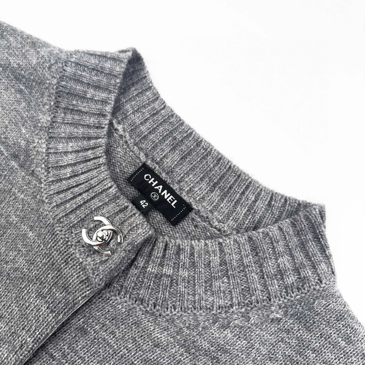 🅿️570 [Exclusive supply] Chanel school bag button knitted cardigan (grey) The fabric is made of customized cashmere brocade blend. It has a natural luster and is soft and skin-friendly. The gleaming iconic double C buckle decorates the entire frame to highlight the brand’s distinguished identity. The smooth tailoring lines outline the graceful figure of the wearer and perfectly interpret the essence of modern fashion. A fashionable treasure in the outfit, it uses three-dimensional seams. It uses a specific sewing method at the seams. Make the clothes appear more three-dimensional and fit the body. The workmanship is cumbersome and complicated, and manual sewing machines are used to start the stitches at the starting point of the buttons. Use high-quality needle threads and special sewing machines to sew at a constant speed along the preset path to maintain uniform strength. To ensure beautiful seams, the garments are washed with soft water and deodorized. Professional washing equipment and specific detergents are used to deeply clean and deodorize the clothes to improve the feel and appearance of the clothes. Size:40-42-44-46