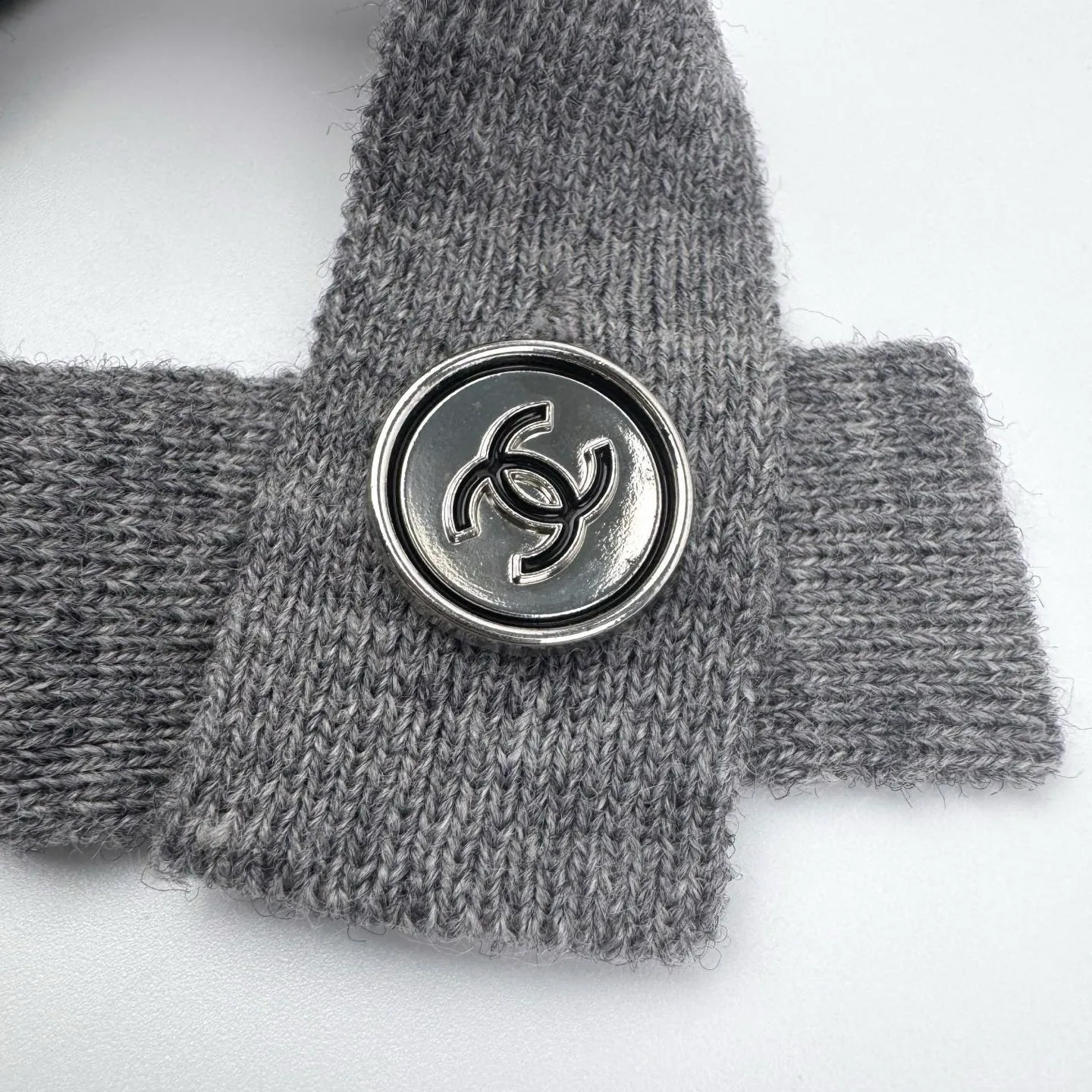 🅿️570 [Exclusive supply] Chanel school bag button knitted cardigan (grey) The fabric is made of customized cashmere brocade blend. It has a natural luster and is soft and skin-friendly. The gleaming iconic double C buckle decorates the entire frame to highlight the brand’s distinguished identity. The smooth tailoring lines outline the graceful figure of the wearer and perfectly interpret the essence of modern fashion. A fashionable treasure in the outfit, it uses three-dimensional seams. It uses a specific sewing method at the seams. Make the clothes appear more three-dimensional and fit the body. The workmanship is cumbersome and complicated, and manual sewing machines are used to start the stitches at the starting point of the buttons. Use high-quality needle threads and special sewing machines to sew at a constant speed along the preset path to maintain uniform strength. To ensure beautiful seams, the garments are washed with soft water and deodorized. Professional washing equipment and specific detergents are used to deeply clean and deodorize the clothes to improve the feel and appearance of the clothes. Size:40-42-44-46