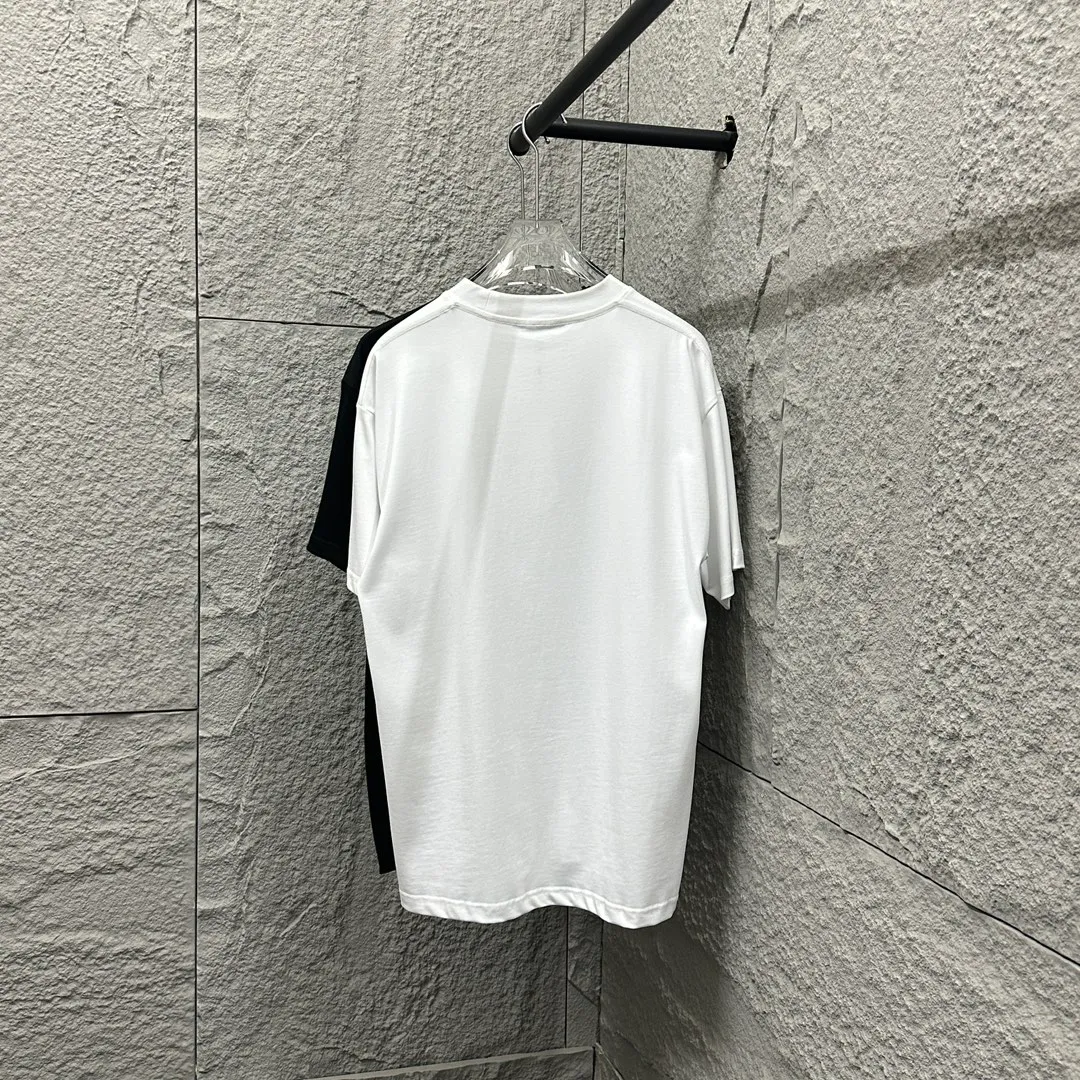 🅿️180 CHANE*Chanel*er 2025 spring and summer new style Classic co-branded doll print Customized double yarn plain cotton fabric Short-sleeved T-shirt Unisex Color: Black White Size: S (90-130 catties) M (120-150 catties) L (140-165 catties) XL (160-180 catties) XXL (180-210 pounds)