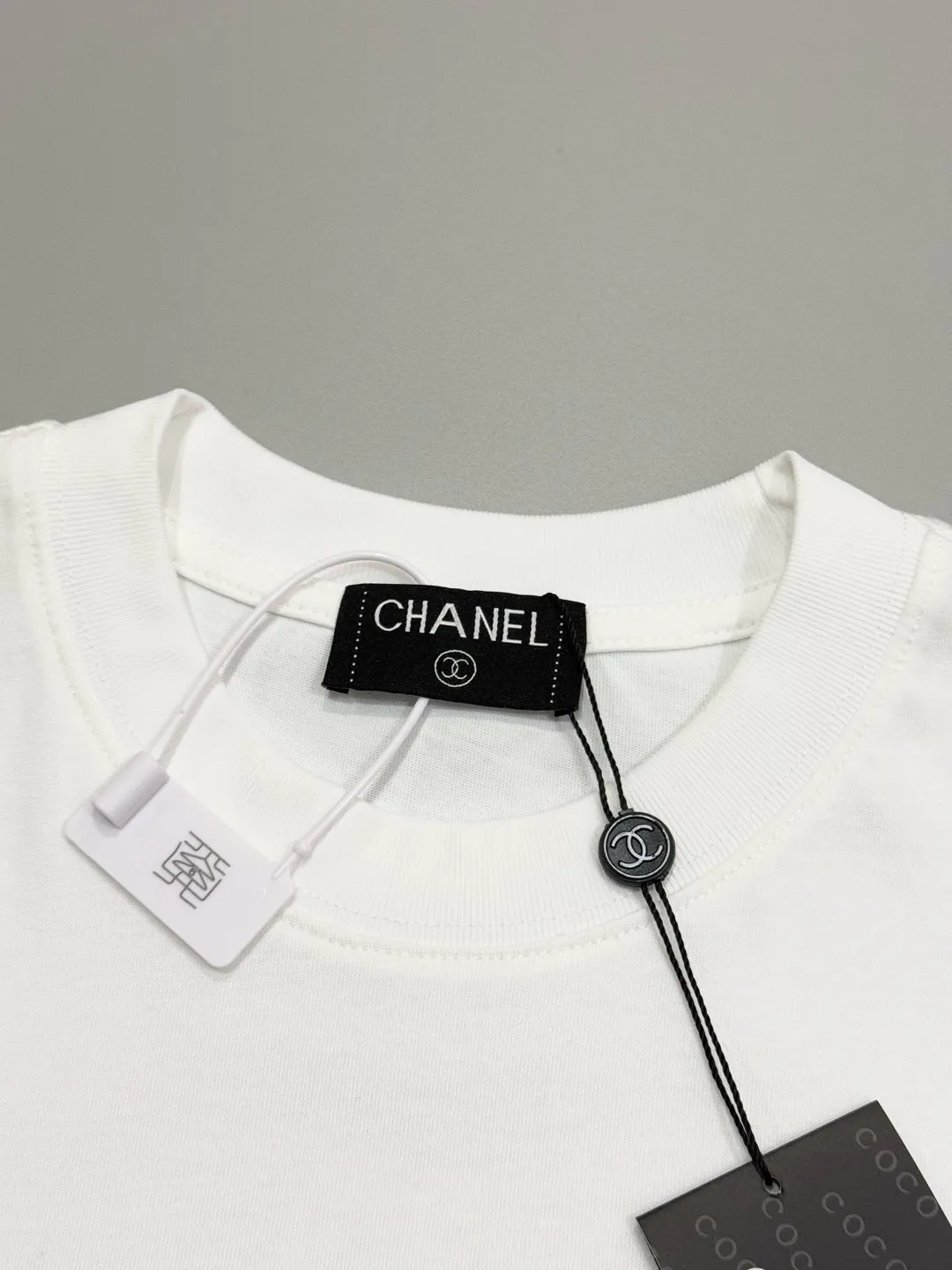 🅿️190 [High Quality] CHANEL 25ss. The Xiaoxiang Logo is made of floating tone embroidery and high-tech embroidery in English to make a round-neck short-sleeved T-shirt with a personalized street design style. The fabric is made of 32 counts of 280g fine cotton double yarn fabric. Original fabric. Official same style. Customized vat-dyed fabric. Very comfortable to touch. Latest brick cabinet synchronization for spring and summer. Fashionable and individual. Super versatile and good-looking. Very suitable for both men and women. Must-have style. Tag. Collar label. Washed wheat. Complete with three labels. Color: black, white. Size: S~XL