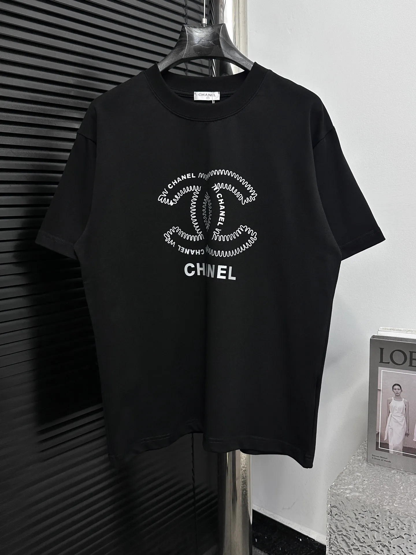🅿️170 [CHane] Chanel 25ss logo couple style short-sleeved T-shirt. The fabric is 260g double sand pure cotton. It feels very comfortable, fashionable and personalized. It is a super versatile and good-looking T-shirt. It is very suitable for both men and women. It is a must-have. Packaging, tag, collar label, washed wheat, complete👍 Color: black, white Size: XS-L