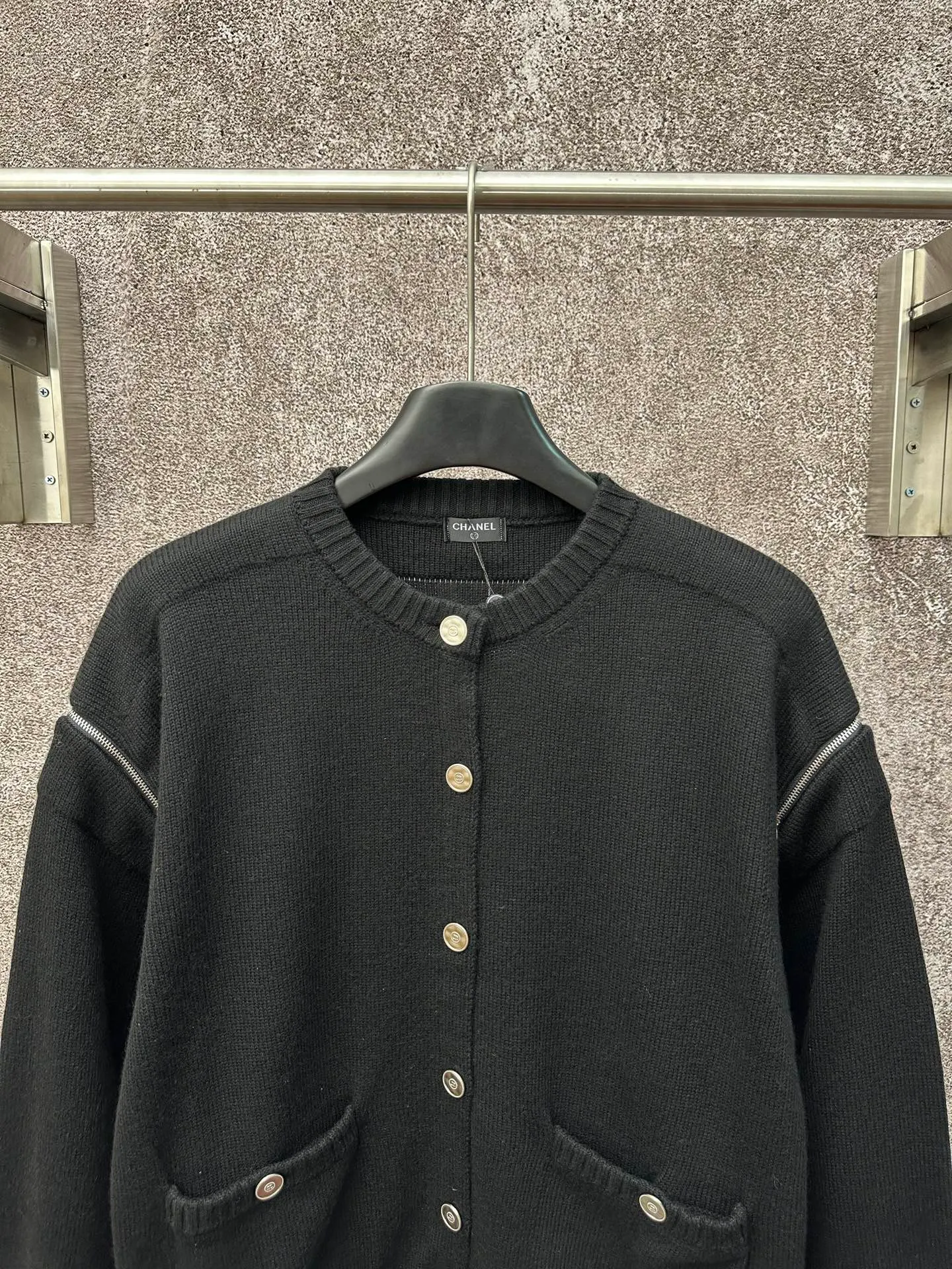 🅿️570 Chanel/Chanel 25ss new zipper sleeve cardigan with shoulder zipper design and classic round ribbed neckline. The fabric is 98% cashmere, 1% polyamide fiber, 1% spandex, soft and comfortable, and knitted tightly and evenly. Loose fit, pocket design on both sides, embellished with metal buttons, simple and elegant. Suitable for spring and autumn, it goes well with skirts or trousers.  Size: S M L XL