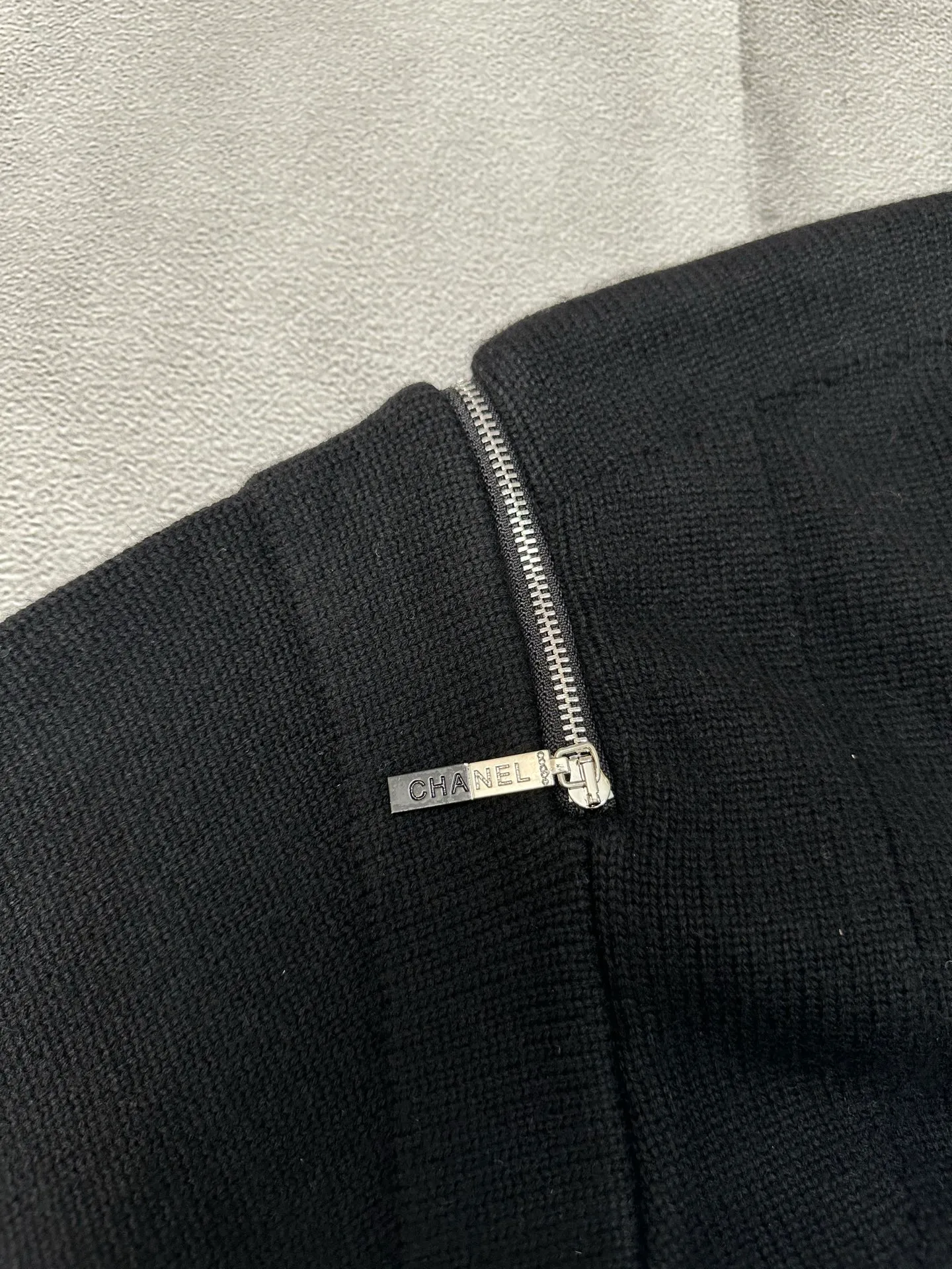 🅿️570 Chanel/Chanel 25ss new zipper sleeve cardigan with shoulder zipper design and classic round ribbed neckline. The fabric is 98% cashmere, 1% polyamide fiber, 1% spandex, soft and comfortable, and knitted tightly and evenly. Loose fit, pocket design on both sides, embellished with metal buttons, simple and elegant. Suitable for spring and autumn, it goes well with skirts or trousers.  Size: S M L XL