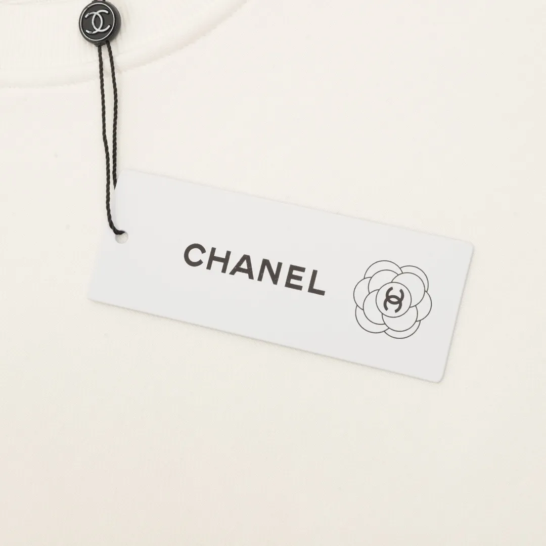 🅿️500 CHANEL 25FW embroidered small label round neck sweatshirt, 480g high-grade combed cotton fabric, counter collar label, purchasing grade white thick plate hang tag, original hanging grain, three-dimensional foam printing on the front and back, strong layering, same style for men and women, couple style, oversize version, loose size: S-XL