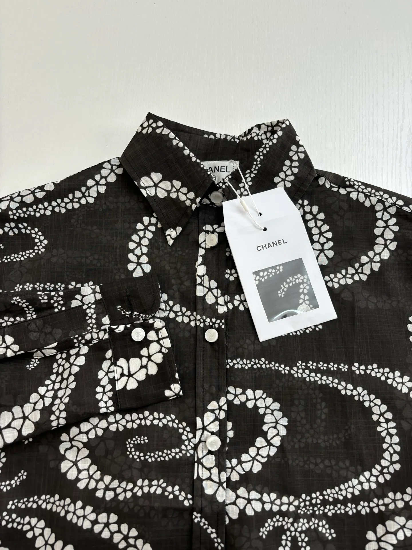 🅿️520 Chane*/Chanel Xiaoxiang 25coco beach resort series lapel shirt. Imported pure cotton fabric, textured and shiny, nourishing and breathable. Lapel long-sleeved shirt, straight waist and loose fit. Tolerant of the body, adding free and easy handsomeness. The whole body is active and full of irregular camellia patterns. Double C logo is interspersed to highlight the brand style. Complex visual effects create a romantic and aesthetic style. Size:: 36/38/40