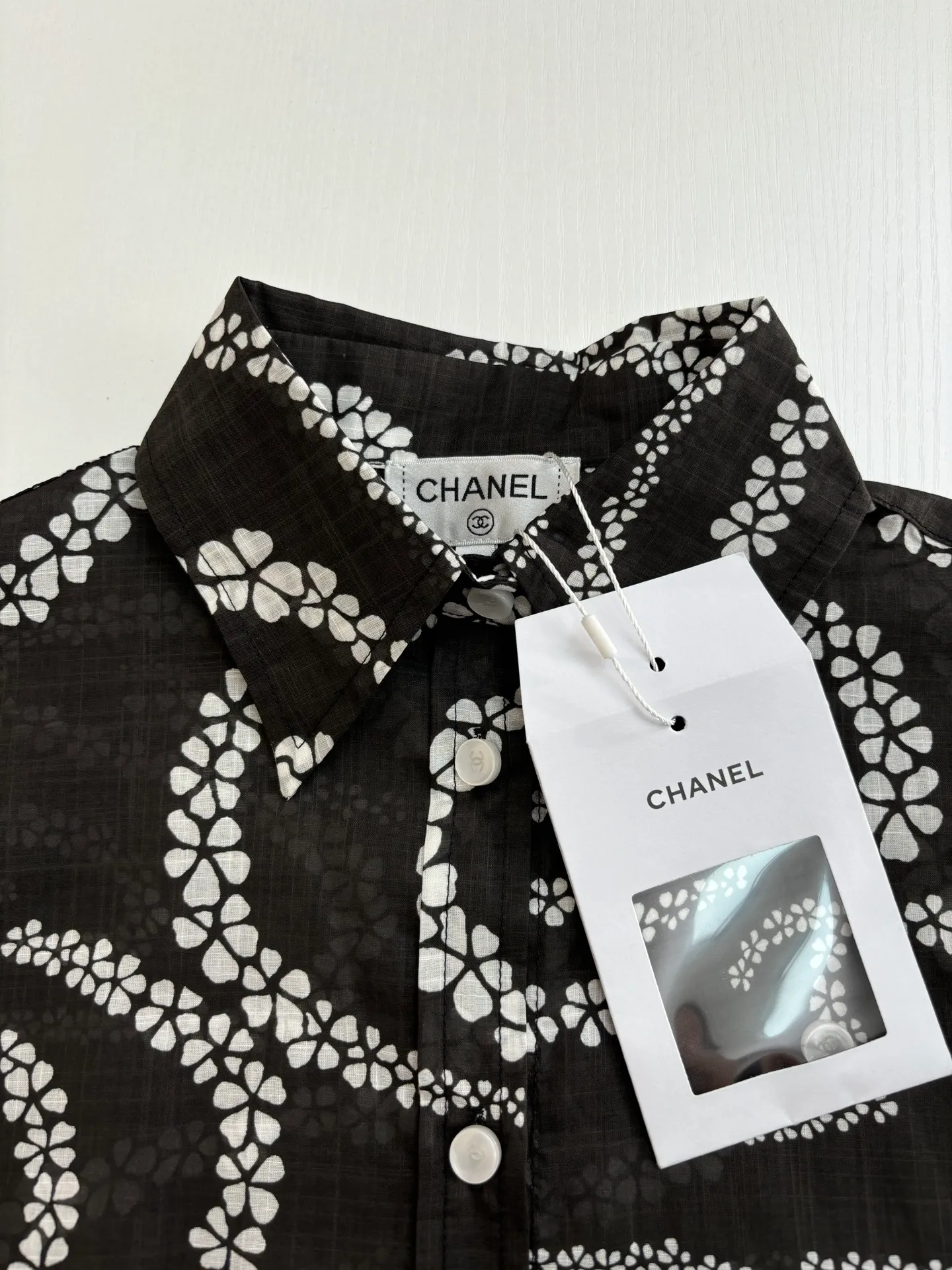 🅿️520 Chane*/Chanel Xiaoxiang 25coco beach resort series lapel shirt. Imported pure cotton fabric, textured and shiny, nourishing and breathable. Lapel long-sleeved shirt, straight waist and loose fit. Tolerant of the body, adding free and easy handsomeness. The whole body is active and full of irregular camellia patterns. Double C logo is interspersed to highlight the brand style. Complex visual effects create a romantic and aesthetic style. Size:: 36/38/40