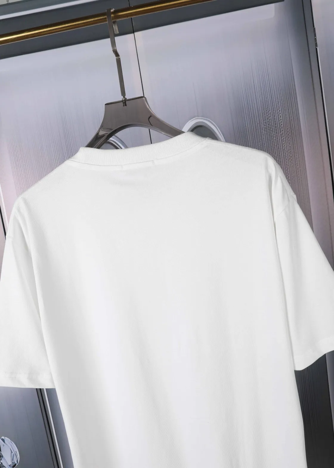 🅿️190 CHANEL Chanel towel embroidered short sleeves. High-end Lg embroidery on the front. English letters are embroidered with high-quality toothbrushes to present a clean and general appearance. The fabric is custom dyed. Comfortable and soft. Complete with three labels, full of practicality and high-end. Same style for men and women. It is a practical item that is necessary for daily use. Color Black White Plum Red Size: S M L XL (Style No. E503)