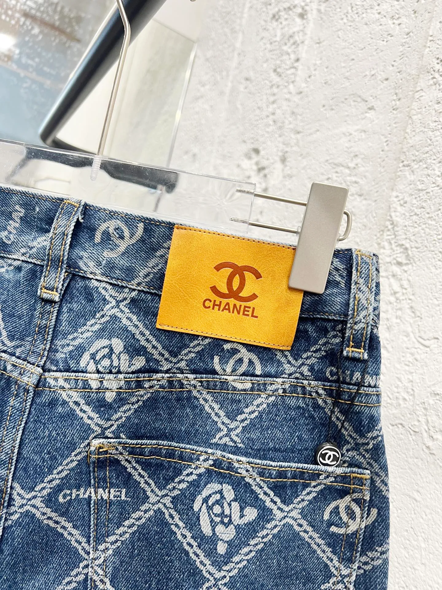 🅿️260 Style number: 899 CHANEL & Chanel CH classic cross-chain camellia logo jeans ⚠Original purchase and development version technology to produce a higher version. Made of washed denim fabric. Special washing process. Tie-dye step. Washed many times to make the denim evenly distressed. The distressing process is flawless. The process is very cumbersome. Each paving material has the brand logo. Three labels are complete. Color: blue Size: M L Xl XXL