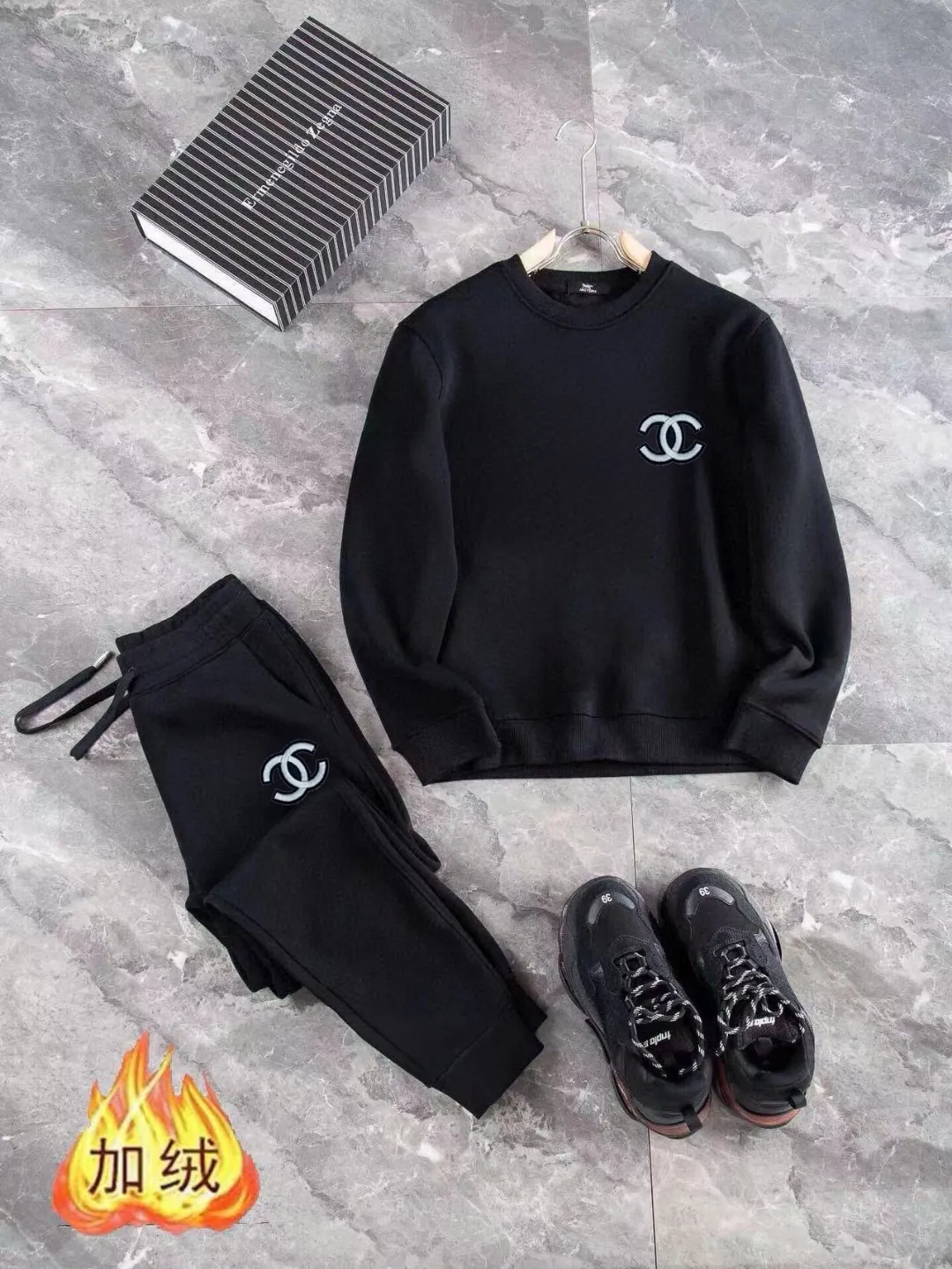 🅿️400 brand [CHANEL Chanel] (velvet and thickened) 2025 autumn and winter new products, celebrities' favorite fashion-flavored casual suits, clean and neat tailoring, full of urban style. Made of high-quality customized fabrics, the inner warmth is excellent, the hand feels soft and dry, and the upper body effect is crisp and stylish. The three-dimensional cutting process and the pattern are all of high standards, and the silhouette version has the right benefits! It is not tight at all, and you feel good when you put it on. So many top-quality raw materials create high-end products with unparalleled value. It is the first choice for high-end fashion people. (Size: M-4XL can wear up to 200 pounds)