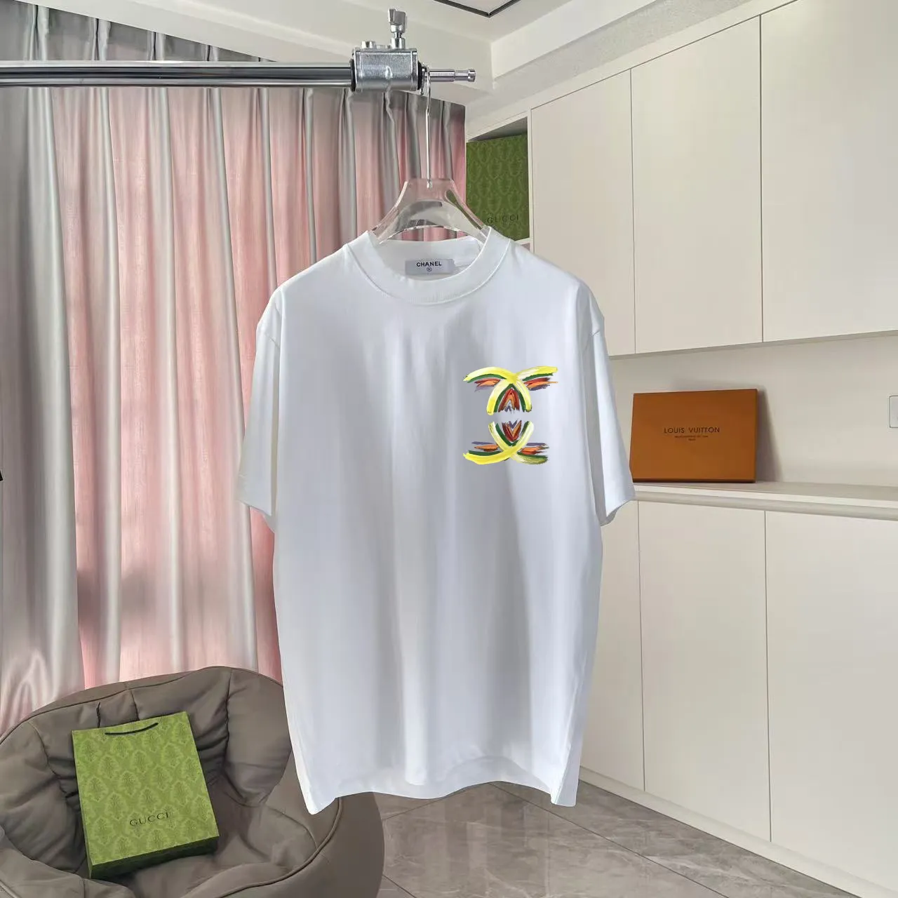 🅿️180 CHANEL 2025 spring and summer new style Double C letter logo printing short-sleeved T-shirt Customized fabric 300g Same style for men and women Size: S M L XL XXL five codes Color: black white pink rose red