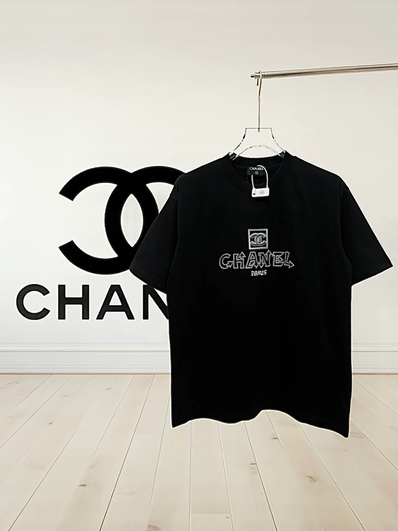 🅿️190 [High Quality] CHANEL 25ss. The Xiaoxiang Logo is made of floating tone embroidery and high-tech embroidery in English to make a round-neck short-sleeved T-shirt with a personalized street design style. The fabric is made of 32 counts of 280g fine cotton double yarn fabric. Original fabric. Official same style. Customized vat-dyed fabric. Very comfortable to touch. Latest brick cabinet synchronization for spring and summer. Fashionable and individual. Super versatile and good-looking. Very suitable for both men and women. Must-have style. Tag. Collar label. Washed wheat. Complete with three labels. Color: black, white. Size: S~XL