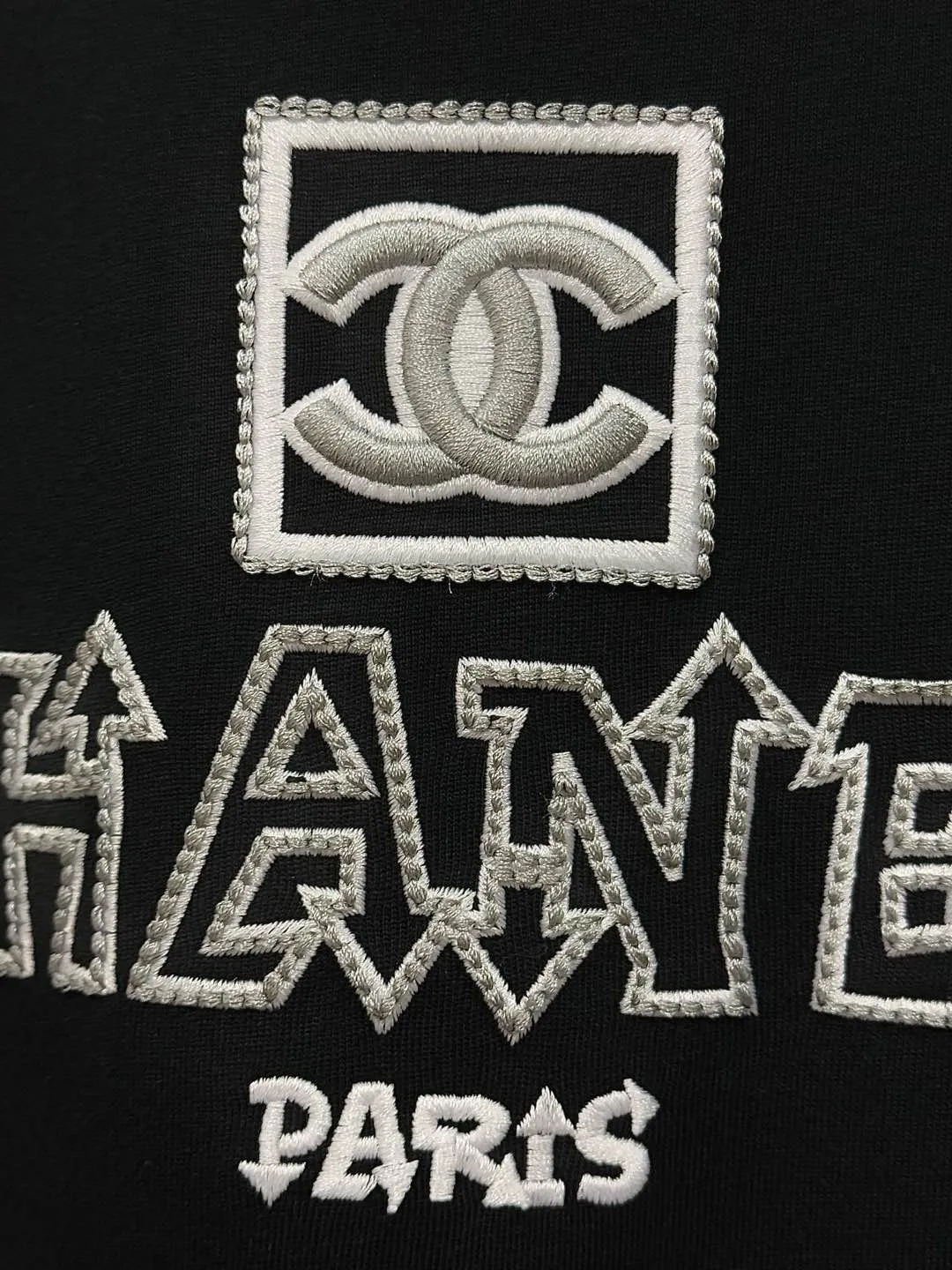 🅿️190 [High Quality] CHANEL 25ss. The Xiaoxiang Logo is made of floating tone embroidery and high-tech embroidery in English to make a round-neck short-sleeved T-shirt with a personalized street design style. The fabric is made of 32 counts of 280g fine cotton double yarn fabric. Original fabric. Official same style. Customized vat-dyed fabric. Very comfortable to touch. Latest brick cabinet synchronization for spring and summer. Fashionable and individual. Super versatile and good-looking. Very suitable for both men and women. Must-have style. Tag. Collar label. Washed wheat. Complete with three labels. Color: black, white. Size: S~XL