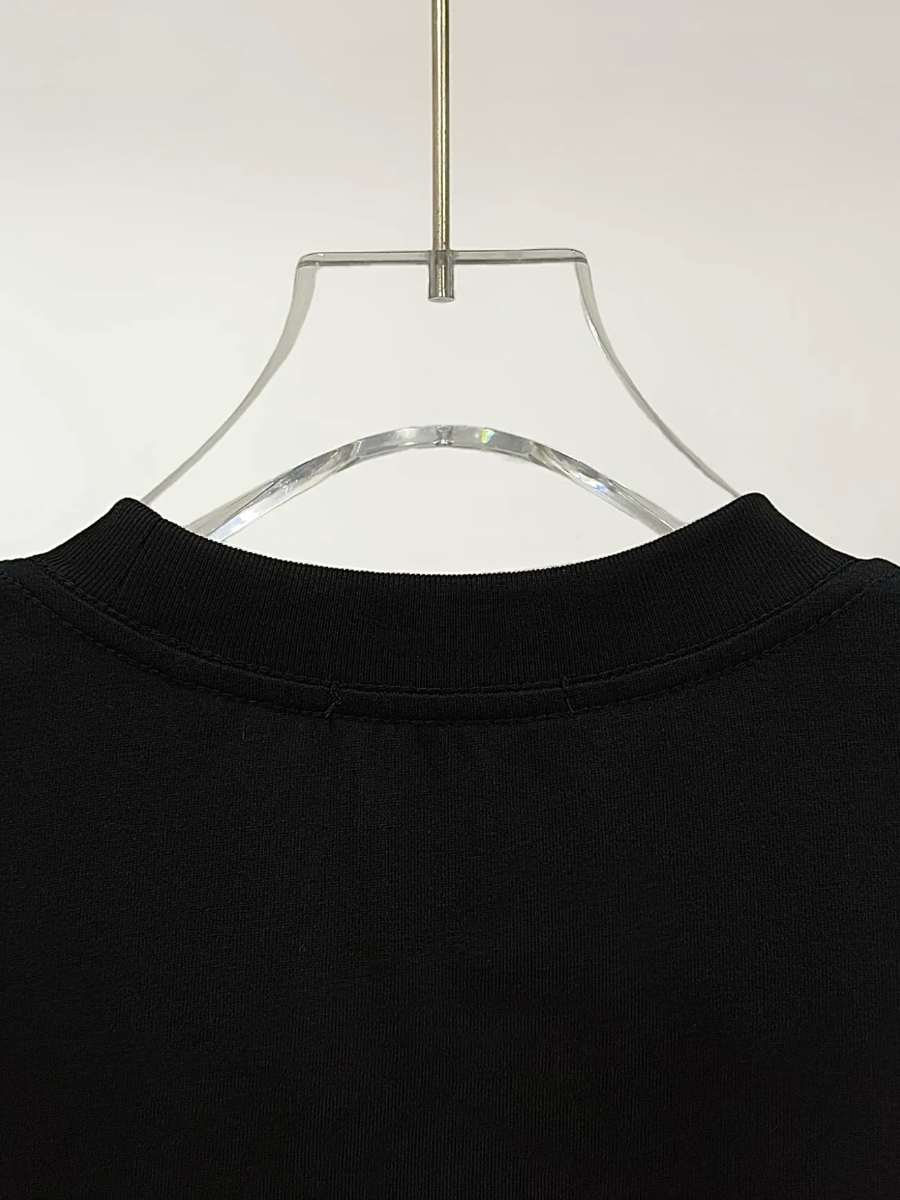 🅿️190 [High Quality] CHANEL 25ss. The Xiaoxiang Logo is made of floating tone embroidery and high-tech embroidery in English to make a round-neck short-sleeved T-shirt with a personalized street design style. The fabric is made of 32 counts of 280g fine cotton double yarn fabric. Original fabric. Official same style. Customized vat-dyed fabric. Very comfortable to touch. Latest brick cabinet synchronization for spring and summer. Fashionable and individual. Super versatile and good-looking. Very suitable for both men and women. Must-have style. Tag. Collar label. Washed wheat. Complete with three labels. Color: black, white. Size: S~XL
