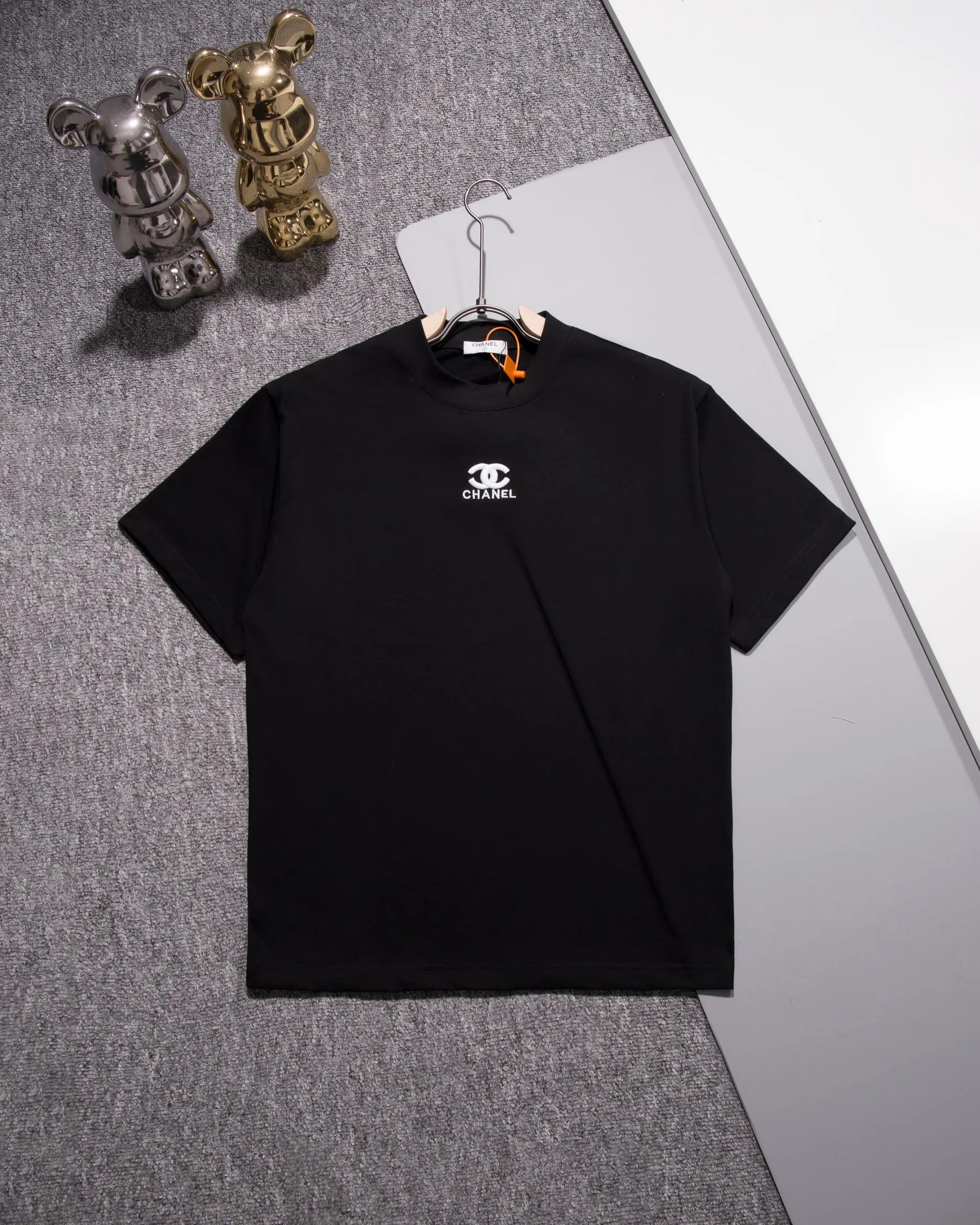🅿️200 CHANEL Chanel round neck short-sleeved T-shirt embroidered 🪡 small label LOGO official synchronization 1:1 original mold opening fashion personality versatile trend pure original quality original washed fabrics hang tag collar label washed wheat three labels complete Color: Black. White. Size: S M L XL