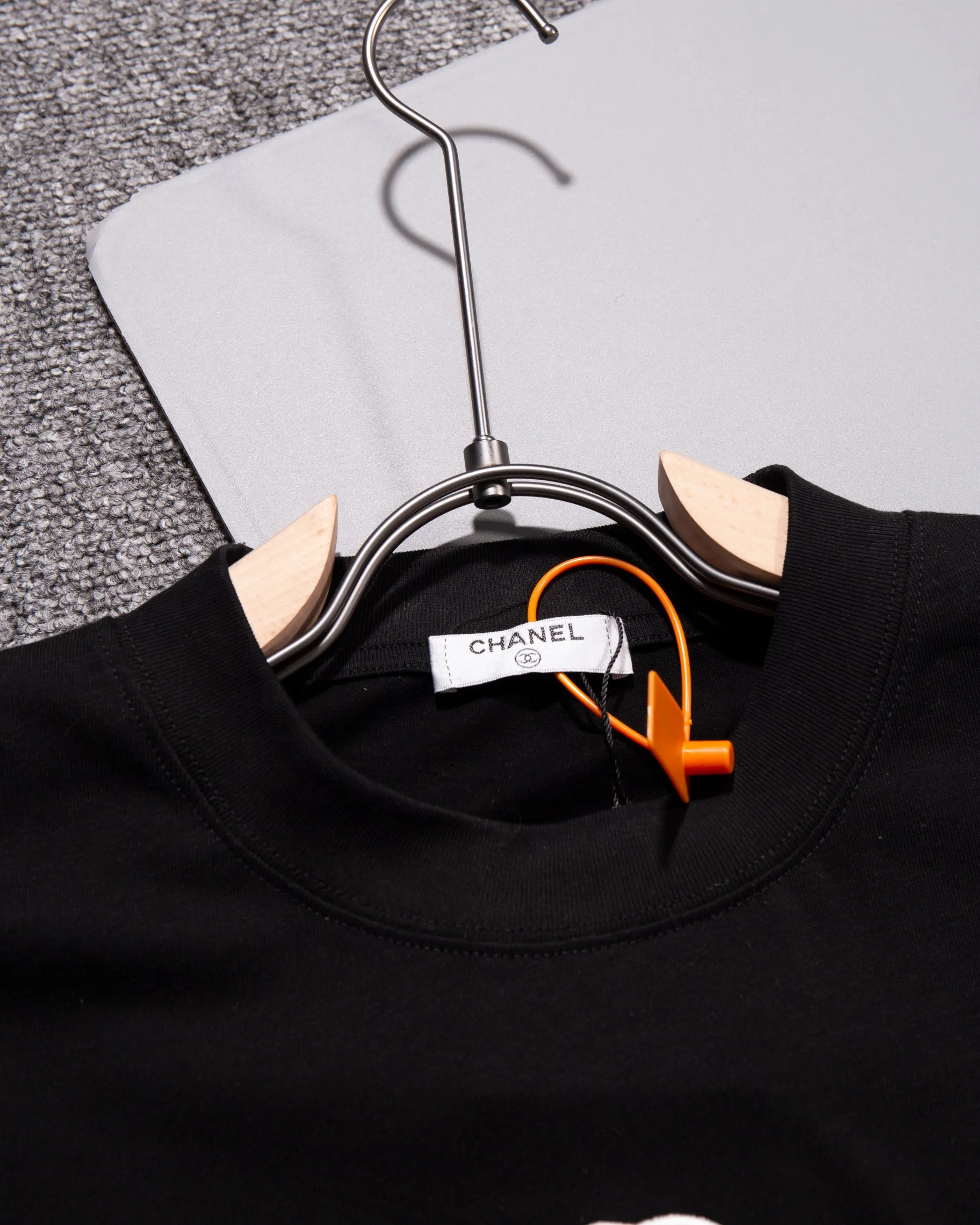🅿️200 CHANEL Chanel round neck short-sleeved T-shirt embroidered 🪡 small label LOGO official synchronization 1:1 original mold opening fashion personality versatile trend pure original quality original washed fabrics hang tag collar label washed wheat three labels complete Color: Black. White. Size: S M L XL