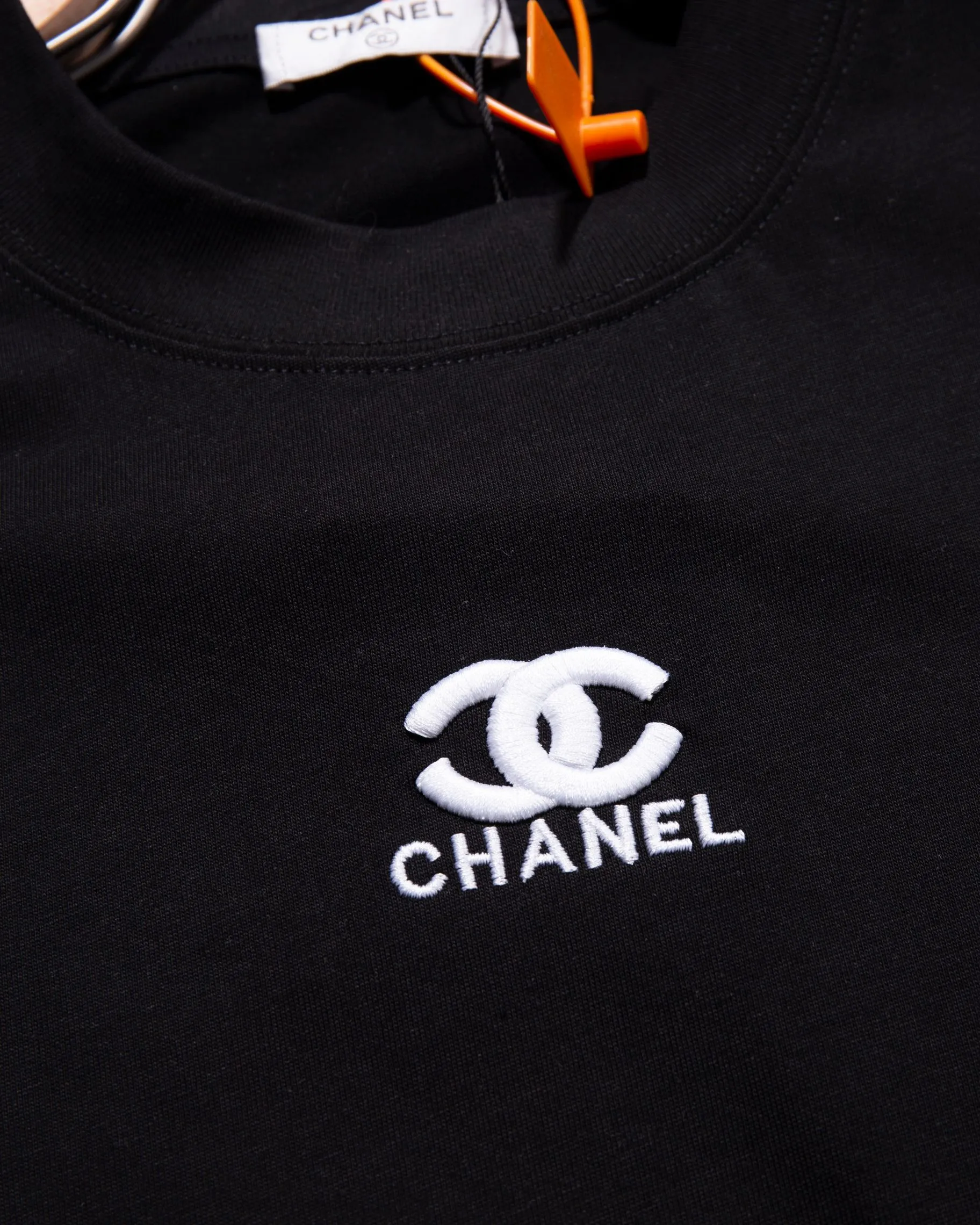 🅿️200 CHANEL Chanel round neck short-sleeved T-shirt embroidered 🪡 small label LOGO official synchronization 1:1 original mold opening fashion personality versatile trend pure original quality original washed fabrics hang tag collar label washed wheat three labels complete Color: Black. White. Size: S M L XL