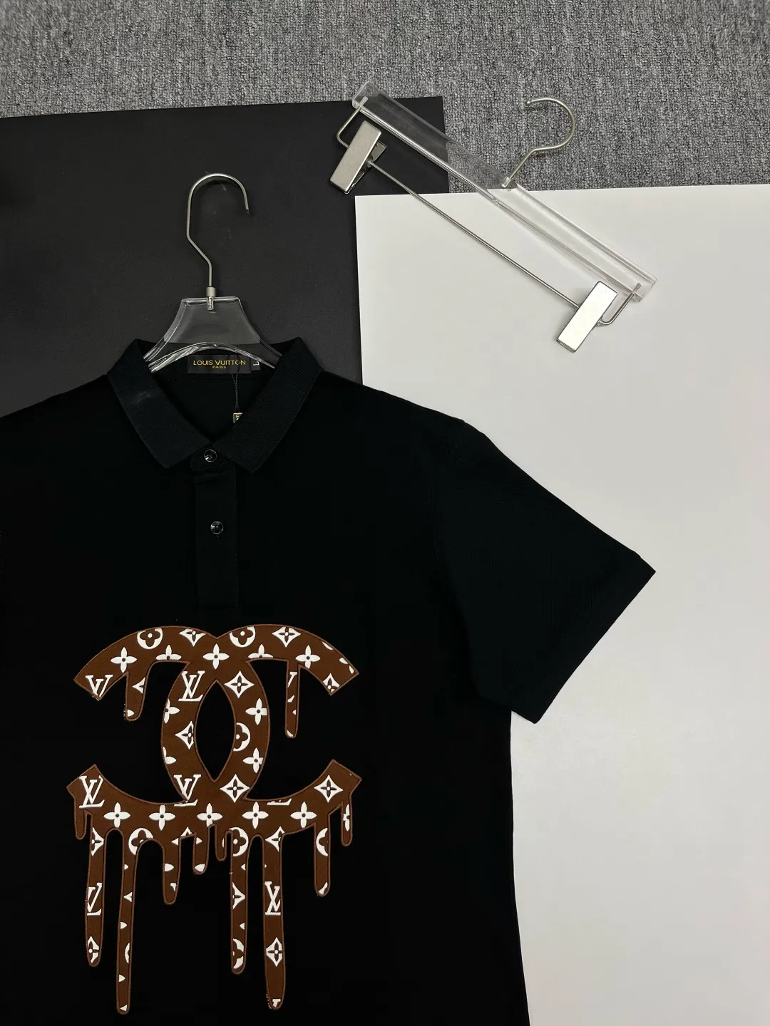 🅿️210 CHANEL&LV Chanel Louis Vuitton joint letter embroidered new Polo shirt Original fabric Original customized accessories Official same style Made of 210 grams of mercerized pique fabric, customized in the same vat dyed fabric It feels very comfortable and smooth The version is quite wide and stylish Produced by a first-line brand OEM factory Imported Behringer embroidery machine The embroidery is full and textured The ribs on the collar and mouth are woven with imported yarn and will not deform after long-term wear The latest spring and summer style, fashionable and personalized, super versatile and good-looking, very suitable for both men and women, a must-have style for everyone. Color: black, white, pink, size: M-XXXL