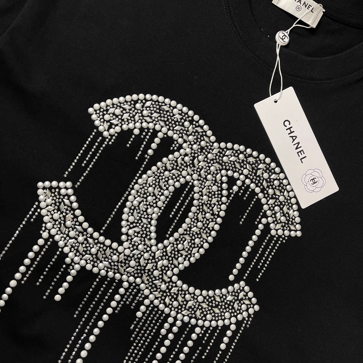 🅿️170 /C10 Chanel 25ss 300g hot diamond weight early spring new letter logo short sleeves light luxury essential item for daily commuting for men and women. Correct version welcome to compare detailed features 100% cotton double yarn jersey fabric ·Special thickened 32 pieces of double-strand 1x1 thread in the same vat ·Three-dimensional film foam tape hot stamping ·Double-needle stitching and cross-stitching technology ·Original main mark, washed tag, brand moisture-proof paper packaging Color: black white rose red Size: S-XL