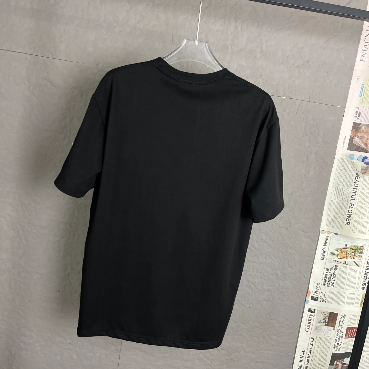 🅿️170 /C10 Chanel 25ss 300g hot diamond weight early spring new letter logo short sleeves light luxury essential item for daily commuting for men and women. Correct version welcome to compare detailed features 100% cotton double yarn jersey fabric ·Special thickened 32 pieces of double-strand 1x1 thread in the same vat ·Three-dimensional film foam tape hot stamping ·Double-needle stitching and cross-stitching technology ·Original main mark, washed tag, brand moisture-proof paper packaging Color: black white rose red Size: S-XL