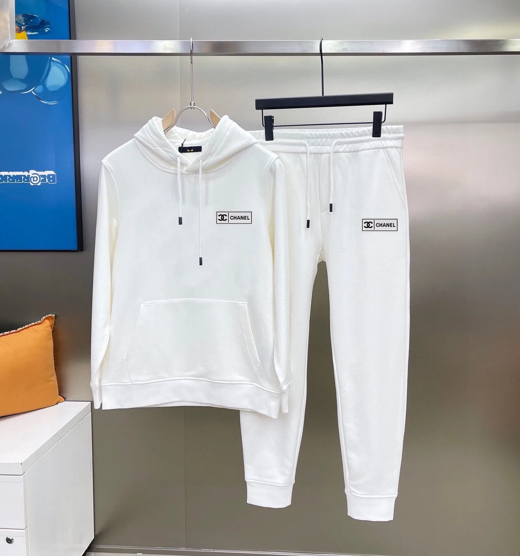 🅿️400 Direct Order [CHANEL Chanel] (Fat People’s Gospel) hot-selling suit is coming. Focus on the original version of the official website. 2025 new hot-selling sweatshirt suit. The original order is the best. 🇭🇰The meticulous work of top designers. Just for a fitting and perfect upper body effect. 100% natural high-quality Roman cotton, close-fitting comfort, noble and elegant! Original hardware embodies elegance and nobility! Counter size: M-5XL (maximum wear up to 220 pounds)