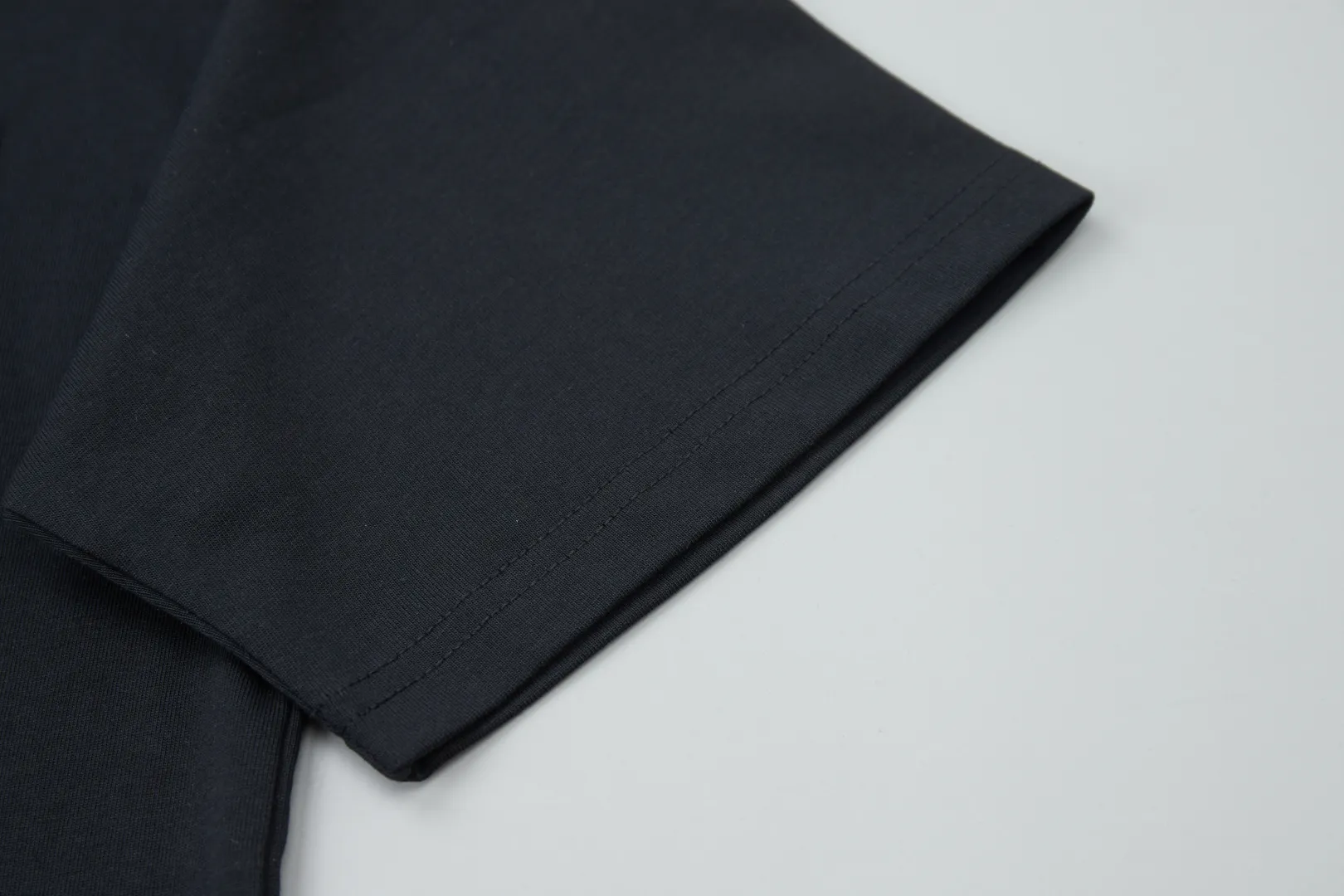 🅿️210 ✨CHA✨🆕25SS spring and summer new style, small fragrant beaded short sleeves, light luxury, essential item for daily commuting for men and women, correct version, welcome to compare, detailed features · 260g 100% pure cotton double yarn jersey fabric · Custom dyed in the same cylinder, special thickened 32 count double-strand 1X1 thread · Laser beaded embroidery + wow glue logo · Double-needle sewing and cross-seam technology · Original main mark, washed tag, brand moisture-proof paper packaging Color: White/Black/ Size: S/M/L/XL