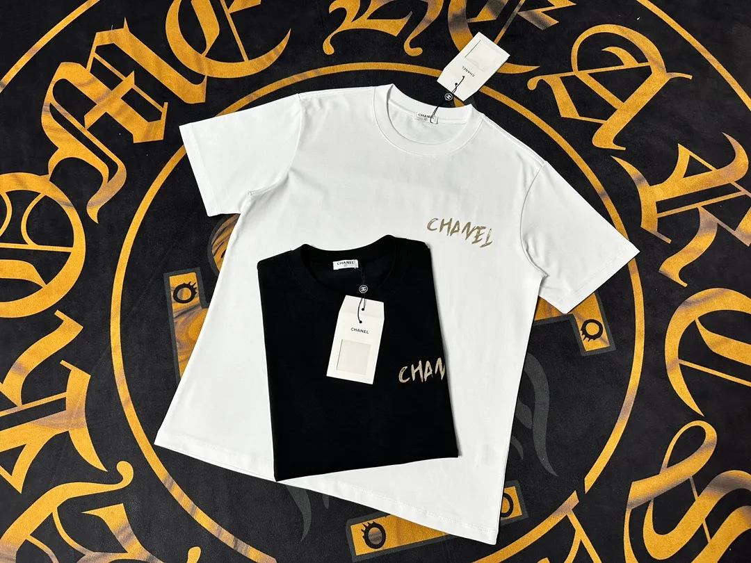🅿️200 CHANEL LOGO is exquisitely upgraded, inspired by the retro of the 1980s. Original fabric. Official same style. Short-sleeved T-shirt. Customized fabric. Fabric dyed in the same vat. Very comfortable to the touch. Latest brick cabinet synchronization for spring and summer. Fashionable and personalized. Super versatile. Loose fit is very suitable for both men and women. A must-have for everyone. Hang tag. Collar label. Washed wheat. Complete with three labels. Color: black white.
