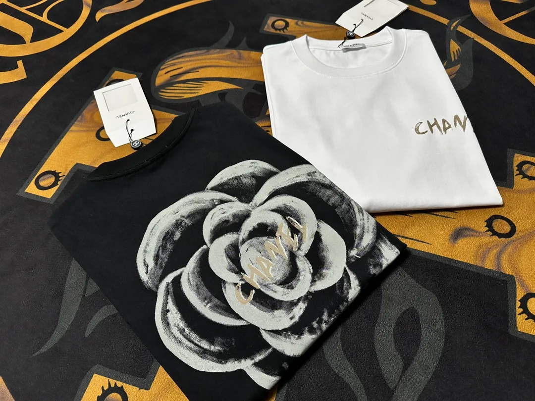 🅿️200 CHANEL LOGO is exquisitely upgraded, inspired by the retro of the 1980s. Original fabric. Official same style. Short-sleeved T-shirt. Customized fabric. Fabric dyed in the same vat. Very comfortable to the touch. Latest brick cabinet synchronization for spring and summer. Fashionable and personalized. Super versatile. Loose fit is very suitable for both men and women. A must-have for everyone. Hang tag. Collar label. Washed wheat. Complete with three labels. Color: black white.