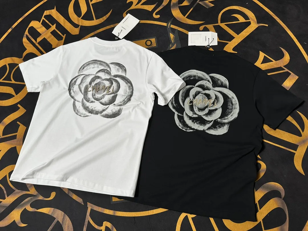 🅿️200 CHANEL LOGO is exquisitely upgraded, inspired by the retro of the 1980s. Original fabric. Official same style. Short-sleeved T-shirt. Customized fabric. Fabric dyed in the same vat. Very comfortable to the touch. Latest brick cabinet synchronization for spring and summer. Fashionable and personalized. Super versatile. Loose fit is very suitable for both men and women. A must-have for everyone. Hang tag. Collar label. Washed wheat. Complete with three labels. Color: black white.
