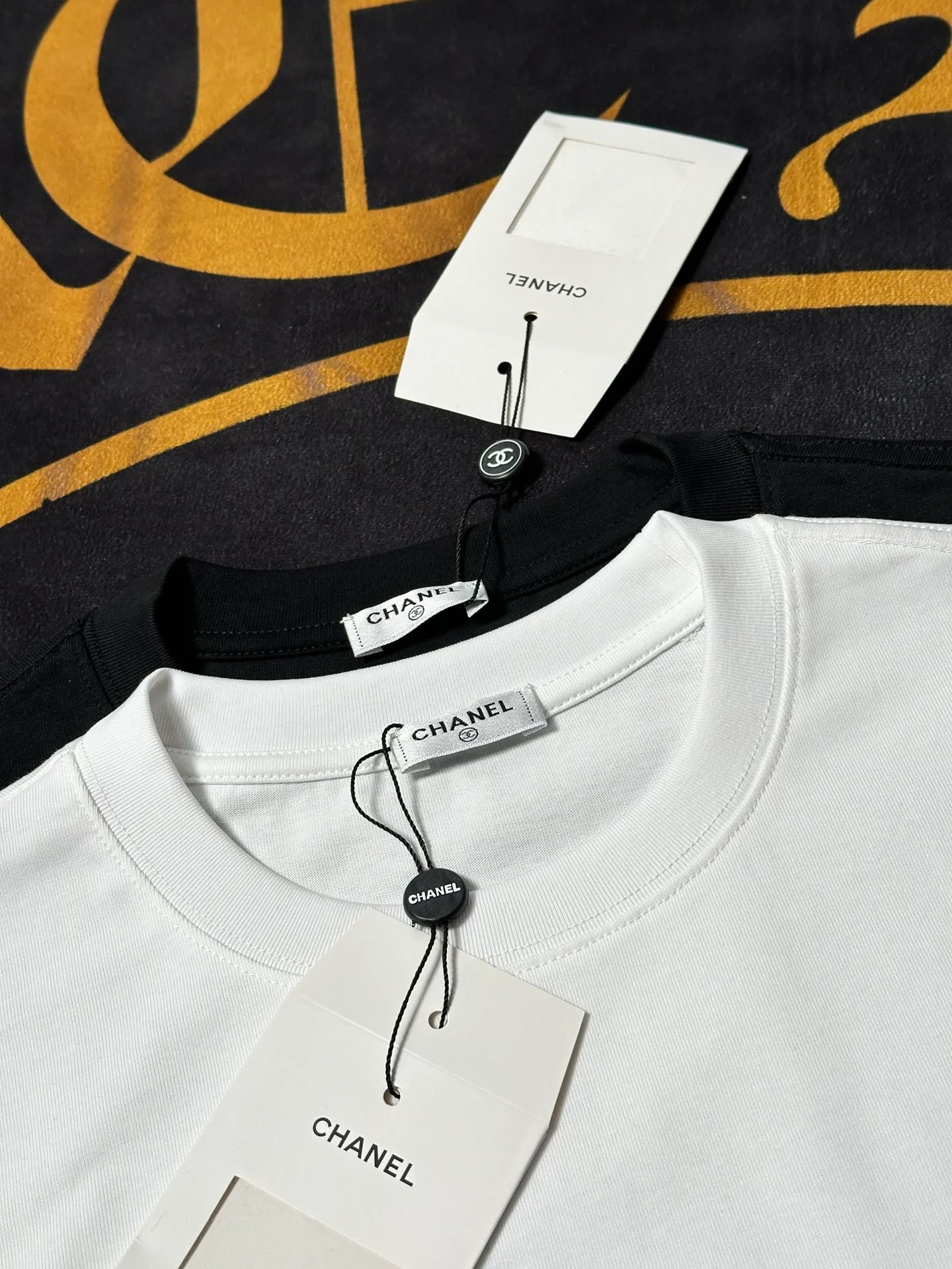 🅿️200 CHANEL LOGO is exquisitely upgraded, inspired by the retro of the 1980s. Original fabric. Official same style. Short-sleeved T-shirt. Customized fabric. Fabric dyed in the same vat. Very comfortable to the touch. Latest brick cabinet synchronization for spring and summer. Fashionable and personalized. Super versatile. Loose fit is very suitable for both men and women. A must-have for everyone. Hang tag. Collar label. Washed wheat. Complete with three labels. Color: black white.