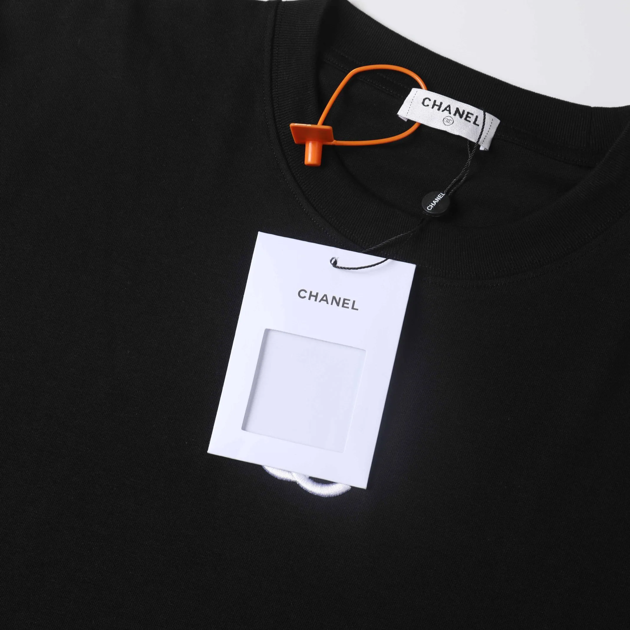 🅿️190 CHANEL Chanel towel embroidered short sleeves. High-end Lg embroidery on the front. English letters are embroidered with high-quality toothbrushes to present a neat and general appearance. The fabric is custom dyed. Comfortable and soft. Complete with three labels, full of practicality and high-end. Same style for men and women. It is a practical item that is necessary for daily wear. Color Black White Size: S M L XL (Style No. E503)