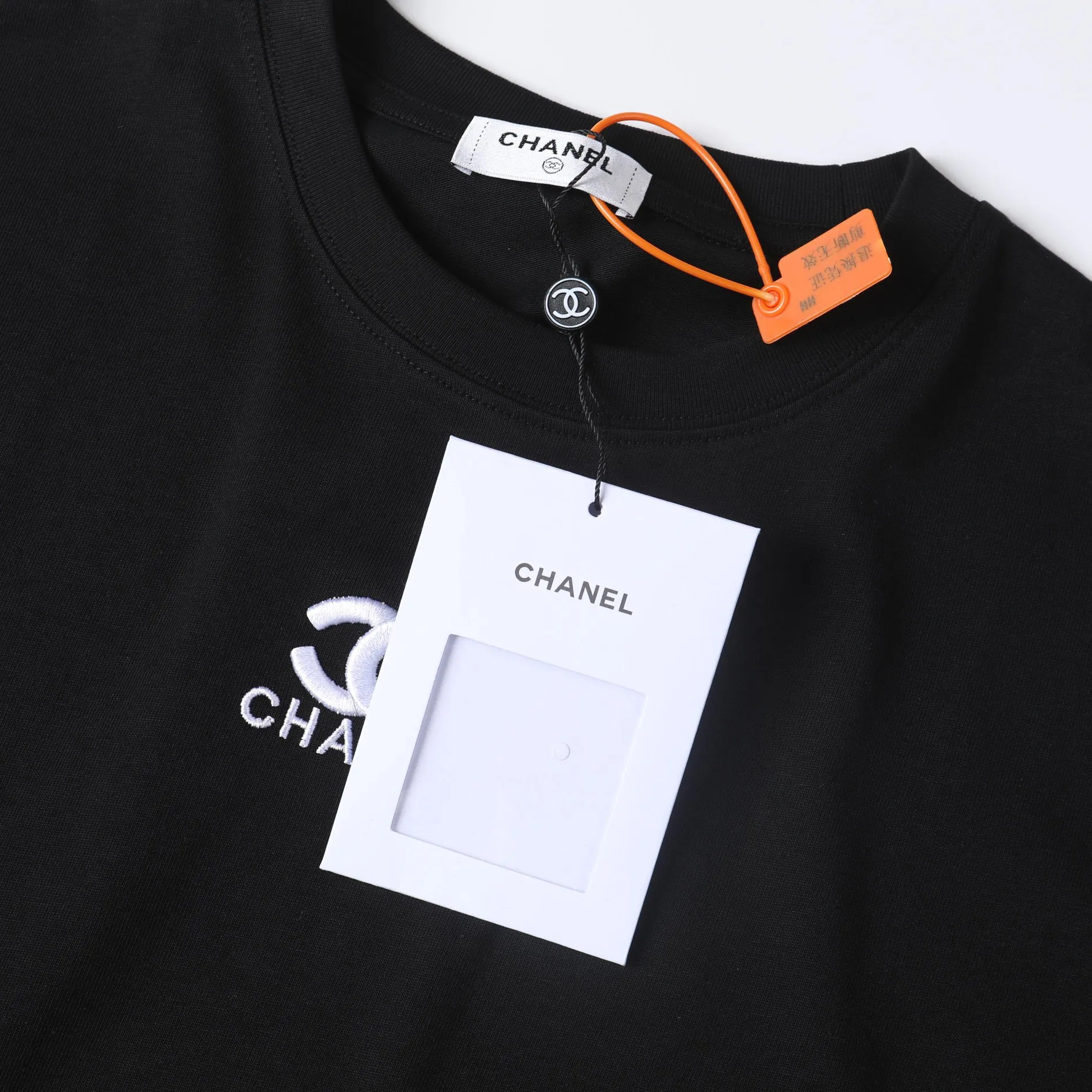 🅿️180 CHANEL Chanel 2024ssLg embroidered short sleeves. High-end Lg embroidery on the front. Presenting a neat and general appearance. The fabric is custom dyed. Comfortable and soft. Full of practicality and high-end feel. Same style for men and women. It is also a practical item that is necessary for daily use. Color Black White Size: S M L XL (Style No. E502)