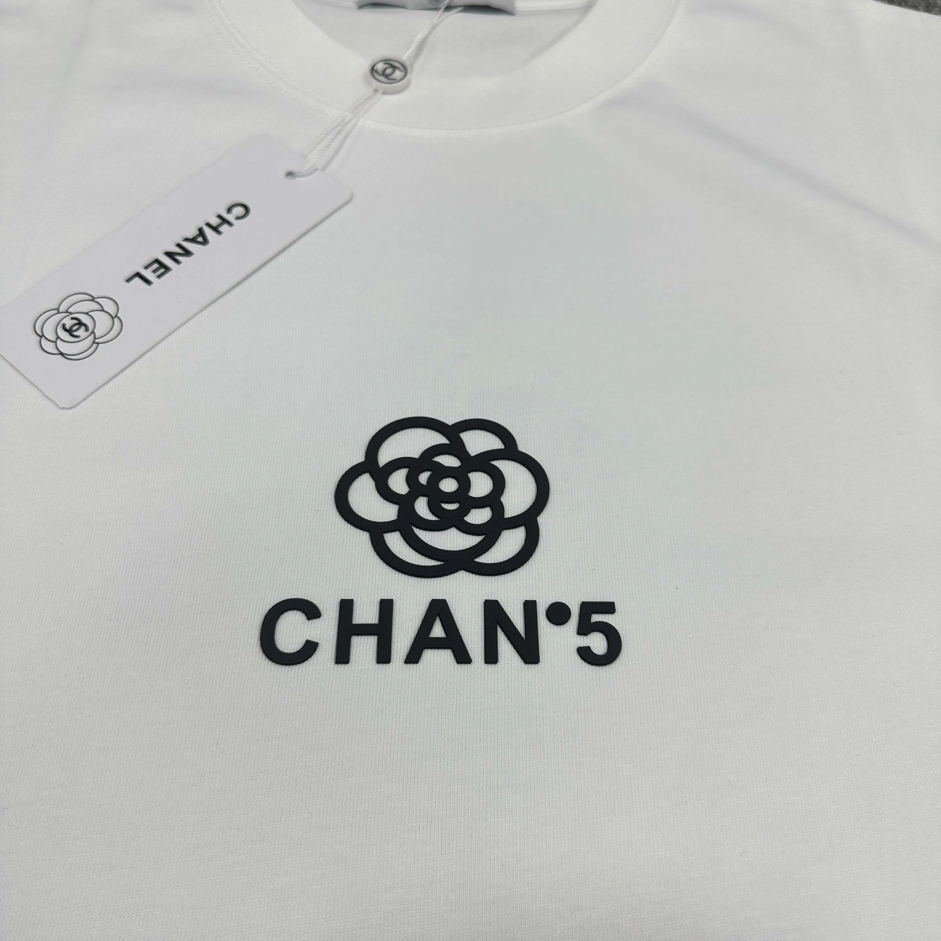 🅿️180 CHANE*Chanel*No. 5 2025 spring and summer new style Classic letter totem Thick plate three-dimensional silicone technology Customized double yarn plain cotton fabric Short-sleeved T-shirt Unisex Color: Black White Size: S (90-130 catties) M (120-150 catties) L (140-165 catties) XL (160-180 catties) XXL (180-210 pounds)