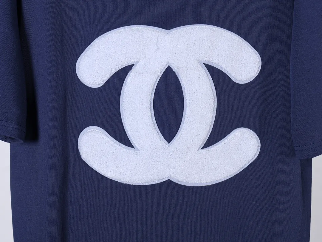 🅿️190 "C11" CHANEL/Chanel Second-hand double C towel embroidered navy blue T-shirt YB develops custom-woven reactive cotton fabric! Towel embroidery technology, using 280g 32S double yarn fabric, has a skin-friendly touch, softness and comfort, and excellent breathability! The fabric is full of high-end feel, and the surface is clean and has a clear grainy feel. The logo is embroidered with the same color towel and has a suede effect. Each letter spacing curve is clearly visible, improving brand recognition.  Size:XS.S.M.L