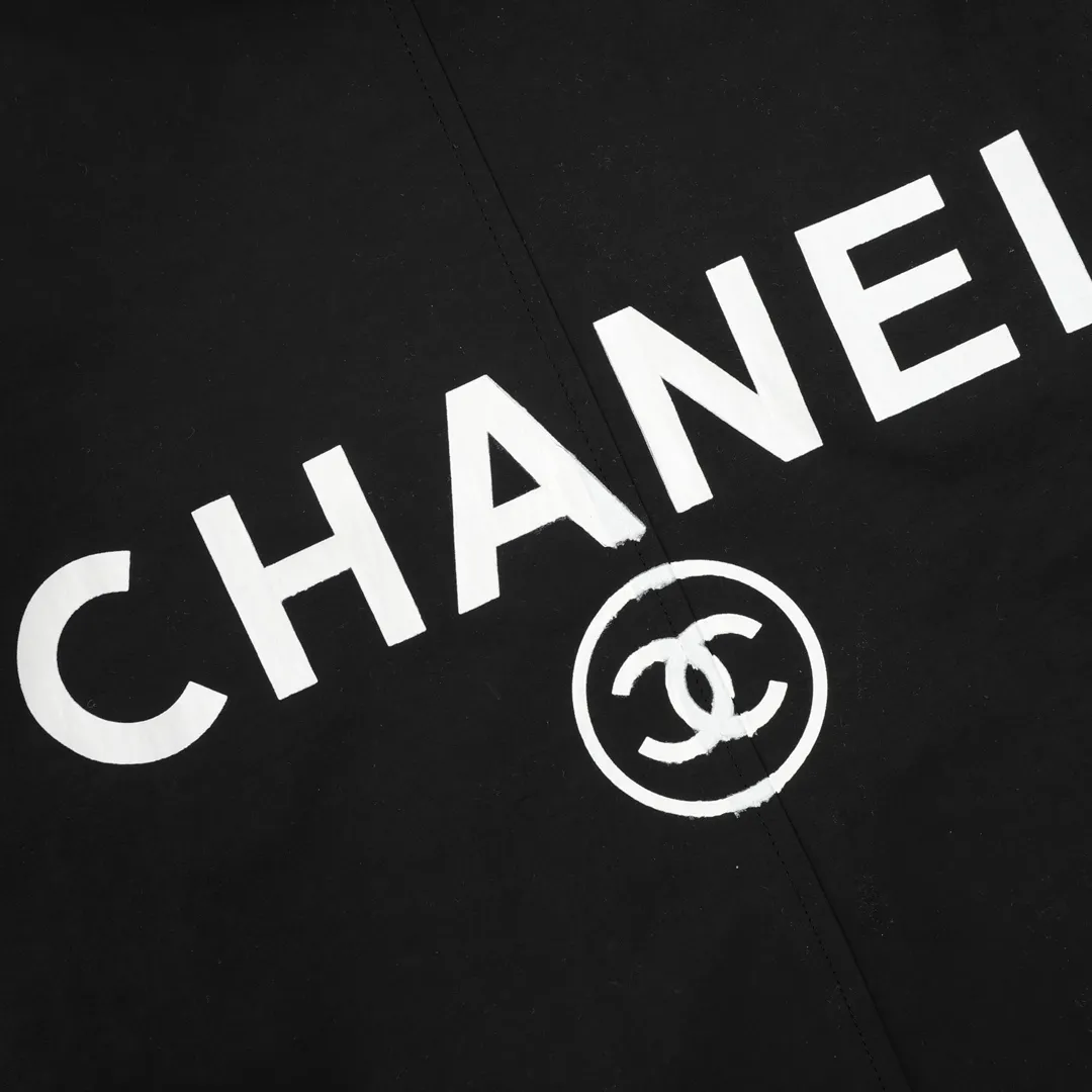 🅿️570 CHANEL / Chanel Embroidered slogan retro zipper windbreaker jacket Recommended for spring and summer, a refreshing and clean retro-style zipper jacket, this small fresh hooded jacket gives a very clean and high-end feel. The laminated LOGO pattern design on the chest highlights the grand and luxurious style. In addition to daily leisure, it can also be worn for outdoor sports. It is also a good choice for travel. It is relaxed and casual and shows a masculine temperament. Size: XS-L