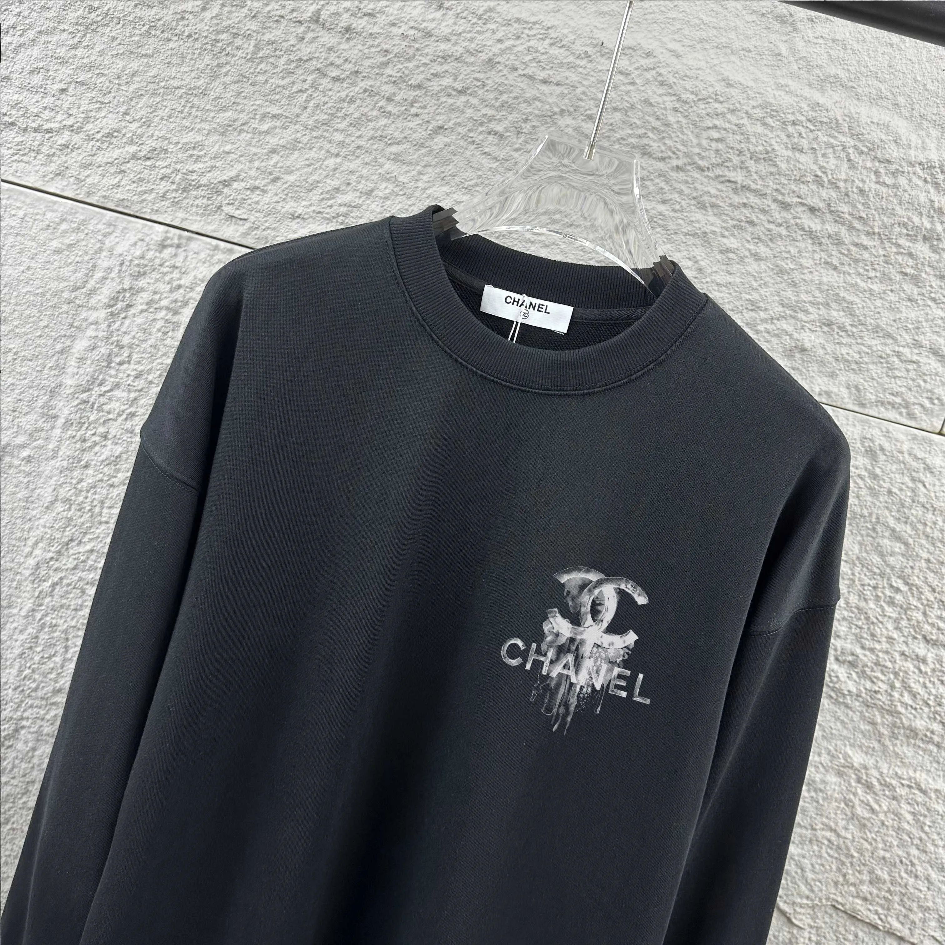 🅿️240 Chane*Chanel*er 2025 early autumn and winter new style Classic letter totem cross black and white print on the front and back Customized terry fabric Long-sleeved round neck sweatshirt Unisex size Size: S (90-130 pounds) M (120-150 pounds) L (140-165 pounds) XL (160-180 pounds) XXL (180-210 pounds) Color: black white