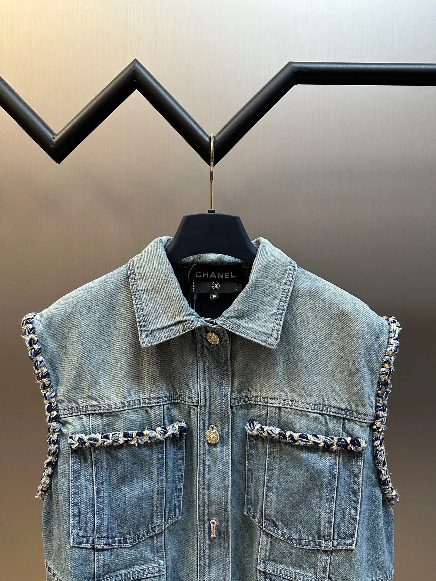 🅿️740 Chanel 25 nostalgic washed denim denim vest, hand-woven tape decoration, super stacking artifact! Customized enzyme washed denim fabric! A must-have item for Bai Fumei. The elegant lapel and double pocket H-shaped upper body makes your body look slimmer! High-weave organic cotton denim has a soft and delicate texture! Nostalgic retro wash with fashionable and advanced tone size: s m l