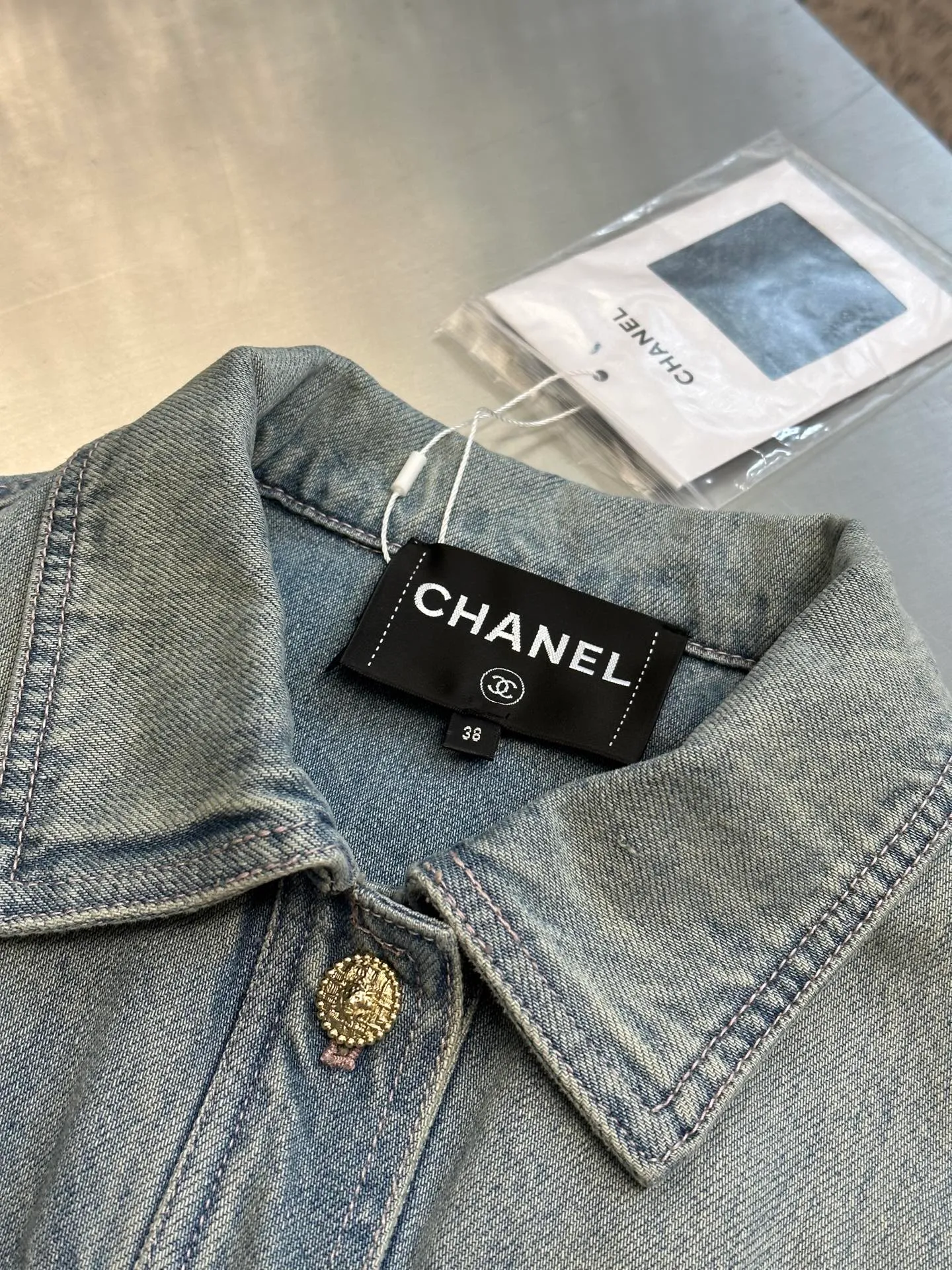 🅿️740 Chanel 25 nostalgic washed denim denim vest, hand-woven tape decoration, super stacking artifact! Customized enzyme washed denim fabric! A must-have item for Bai Fumei. The elegant lapel and double pocket H-shaped upper body makes your body look slimmer! High-weave organic cotton denim has a soft and delicate texture! Nostalgic retro wash with fashionable and advanced tone size: s m l