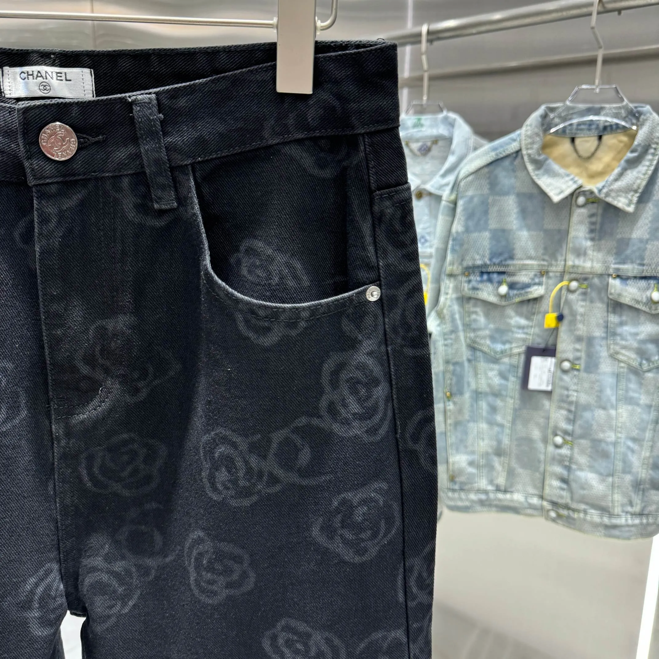 🅿️270 Chanel 25 new products, jeans with letters sprayed all over the body! Specific latest brand leather label blockbuster item ~ private channel rare product! No matter from the pattern, fabric or small details of hardware accessories, you can't be picky! Customer-supplied hardware accessories Imported customer-supplied custom-woven denim and cotton fabrics, fashionable and individual. Super versatile and good-looking, a must-have style. Very good-looking Size: 28 30 32 34 36 Color: black
