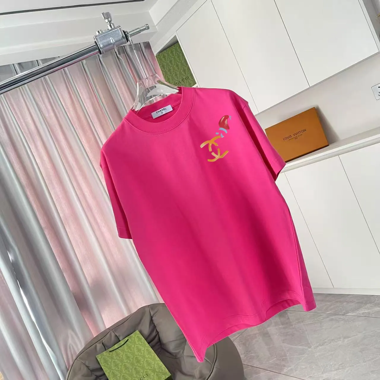 🅿️180 CHANEL 2025 spring and summer new style Double C letter logo printing short-sleeved T-shirt Customized fabric 300g Same style for men and women Size: S M L XL XXL five codes Color: black white pink rose red
