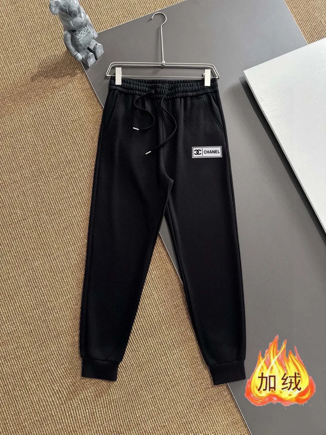 🅿️400 brand [CHANEL Chanel] (velvet and thickened) 2025 autumn and winter new products, celebrities' favorite fashion-flavored casual suits, clean and neat tailoring, full of urban style. Made of high-quality customized fabrics, the inner warmth is excellent, the hand feels soft and dry, and the upper body effect is crisp and stylish. The three-dimensional cutting process and the pattern are all of high standards, and the silhouette version has the right benefits! It is not tight at all, and you feel good when you put it on. So many top-quality raw materials create high-end products with unparalleled value. It is the first choice for high-end fashion people. (Size: M-4XL can wear up to 200 pounds)