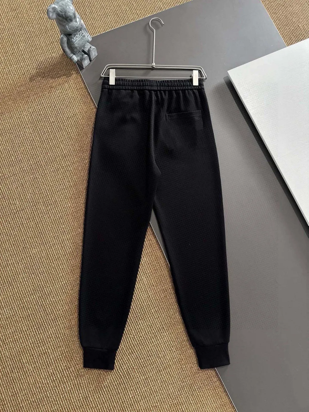 🅿️400 brand [CHANEL Chanel] (velvet and thickened) 2025 autumn and winter new products, celebrities' favorite fashion-flavored casual suits, clean and neat tailoring, full of urban style. Made of high-quality customized fabrics, the inner warmth is excellent, the hand feels soft and dry, and the upper body effect is crisp and stylish. The three-dimensional cutting process and the pattern are all of high standards, and the silhouette version has the right benefits! It is not tight at all, and you feel good when you put it on. So many top-quality raw materials create high-end products with unparalleled value. It is the first choice for high-end fashion people. (Size: M-4XL can wear up to 200 pounds)
