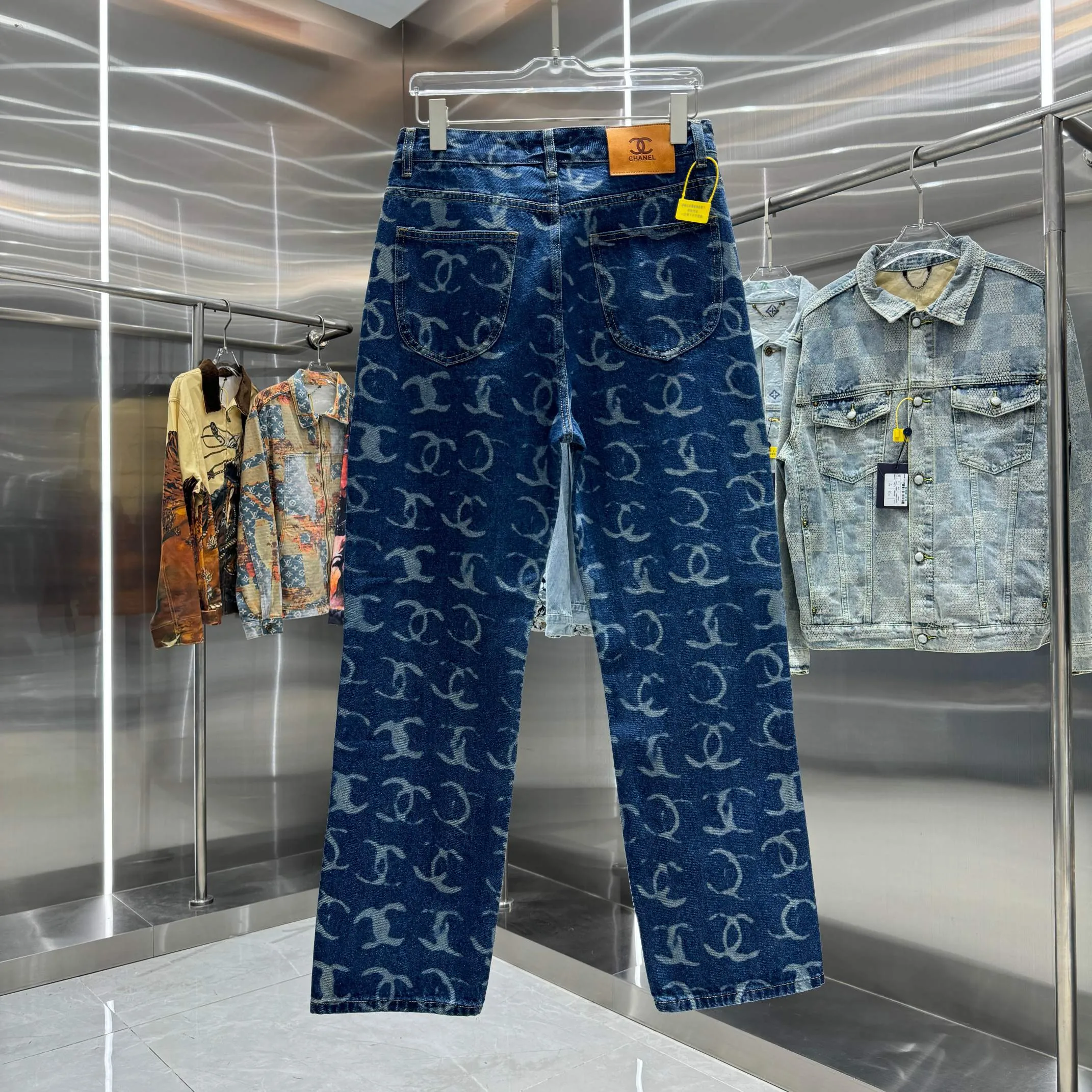 🅿️270 Chanel 25 new products, jeans with letters sprayed all over the body! Specific latest brand leather label blockbuster item ~ private channel rare product! No matter from the pattern, fabric or small details of hardware accessories, you can't be picky! Customer-supplied hardware accessories Imported customer-supplied custom-woven denim cotton fabric, fashionable and individual. Super versatile and good-looking, a must-have for everyone. Very good-looking Size: 28 30 32 34 36 Color: dark blue